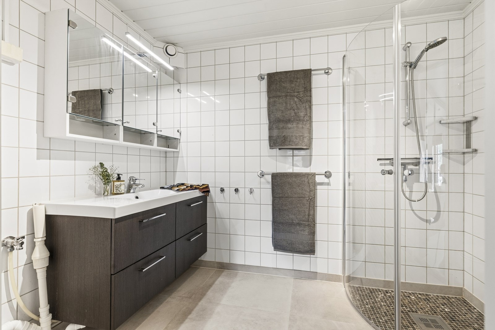 I 2022 ble badet pusset opp med nytt gulv, membran, varmekabler og fliser Galleribilde