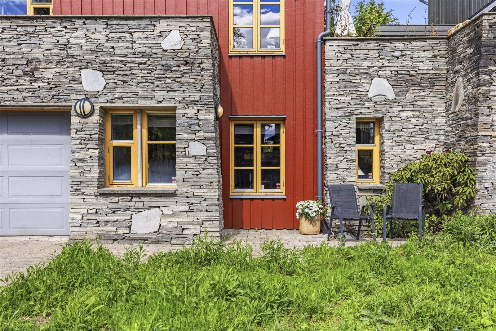 Hyggelig uteplass utenfor hybelen Galleribilde