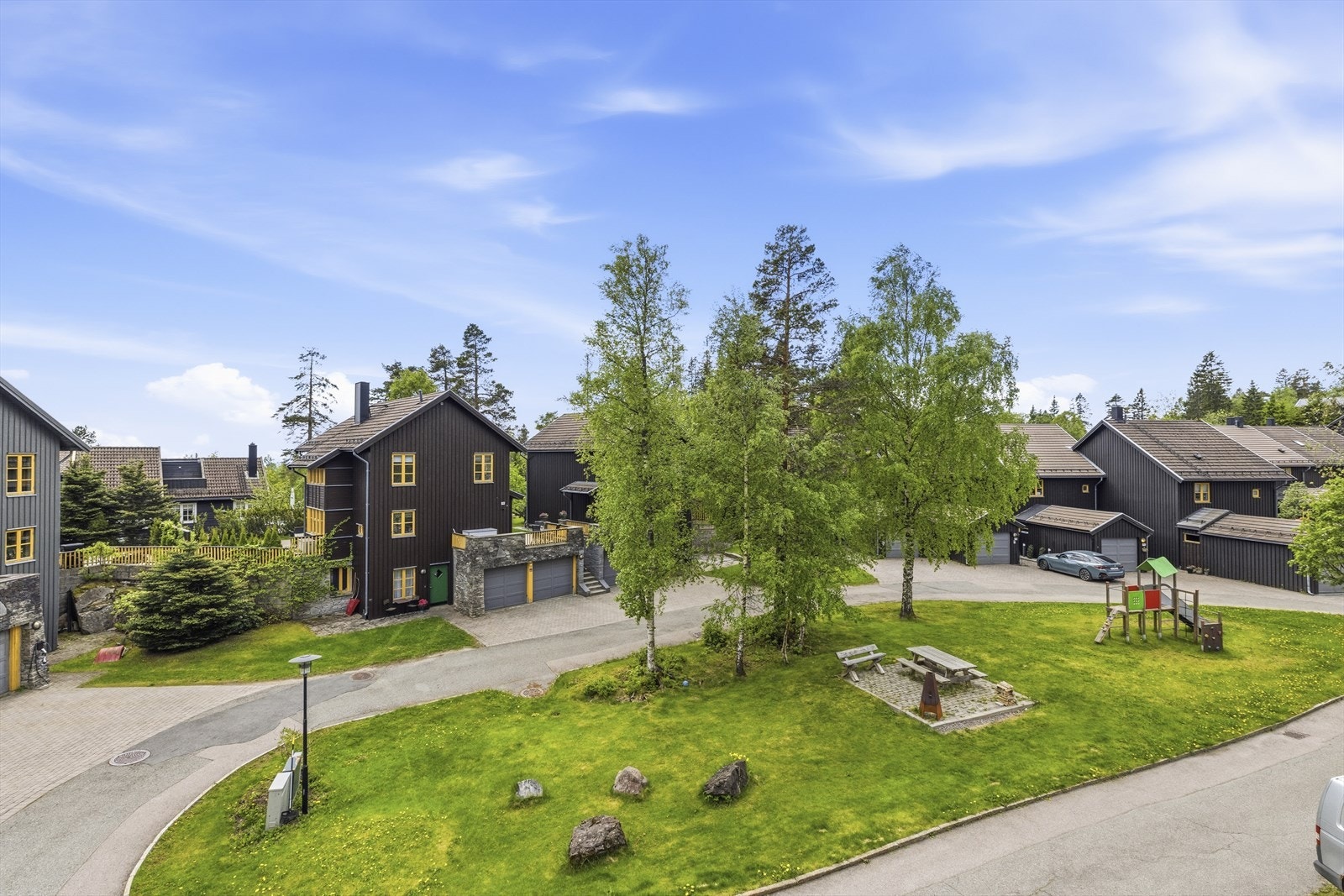 Gjennom året samles beboerne til hyggelige tradisjoner og aktiviteter som skaper tilhørighet og fellesskap. Tunfester om sommeren med lek, grilling, musikk og bålfyring i utepeisen er et naturlig samlingspunkt Galleribilde