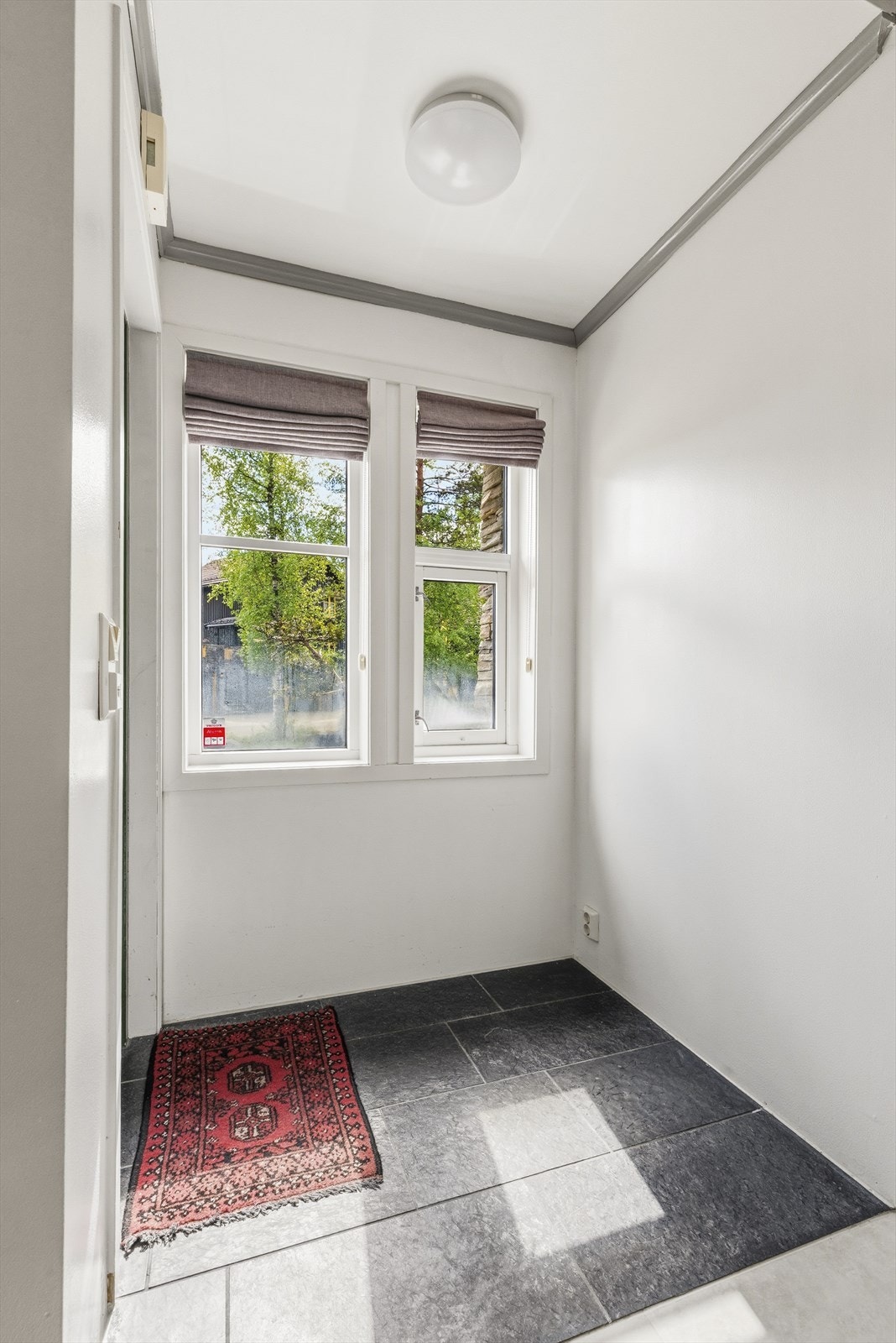 Entré i hybel med flislagt gulv og varmekabler Galleribilde