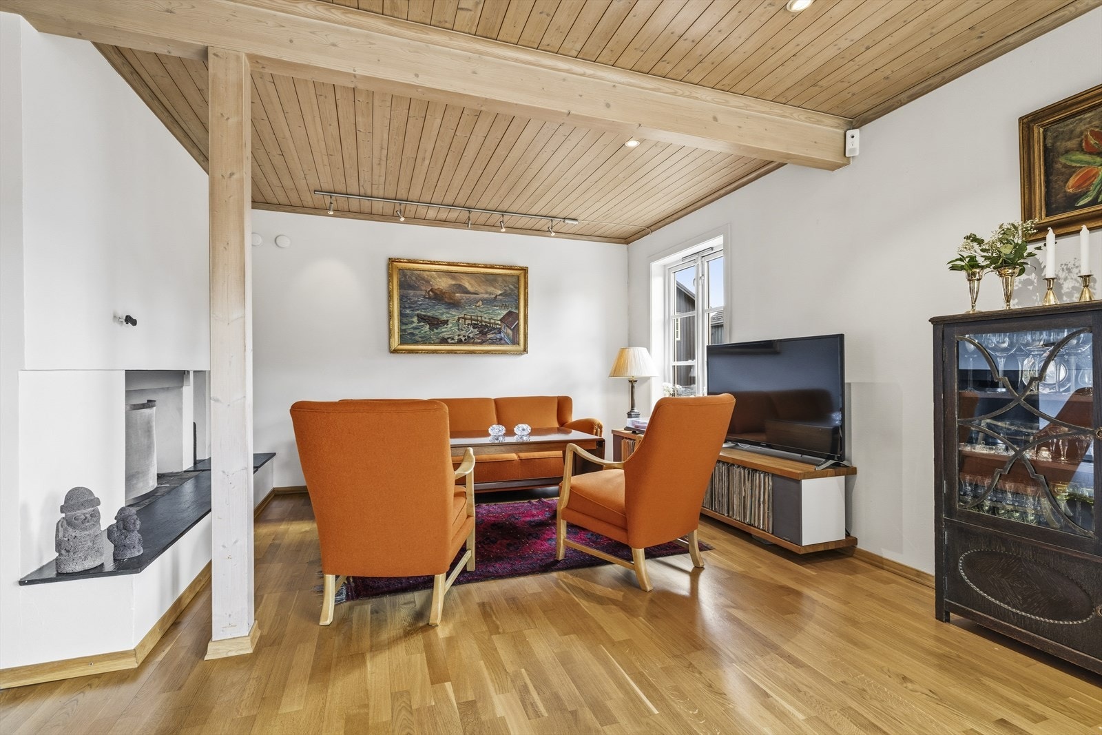 Stuen er delt inn i flere soner og har gode møbleringsmuligheter for flere sittegrupper. Perfekt for både hverdagsliv og sosiale sammenkomster Galleribilde