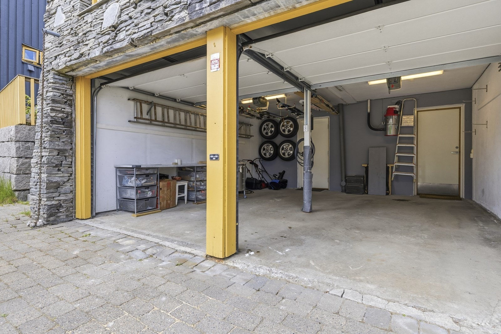 Garasjen har elbillader og gode oppbevaringsmuligheter for dekk, verktøy og sesongutstyr Galleribilde