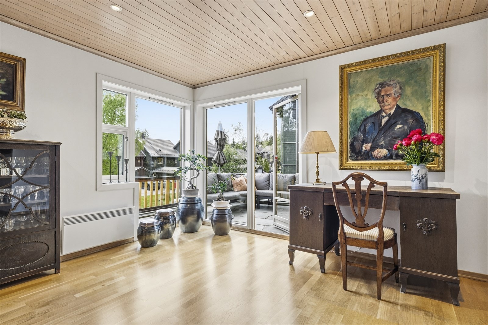 Et åpent og luftig allrom med store vindusflater og meget gode lysforhold Galleribilde