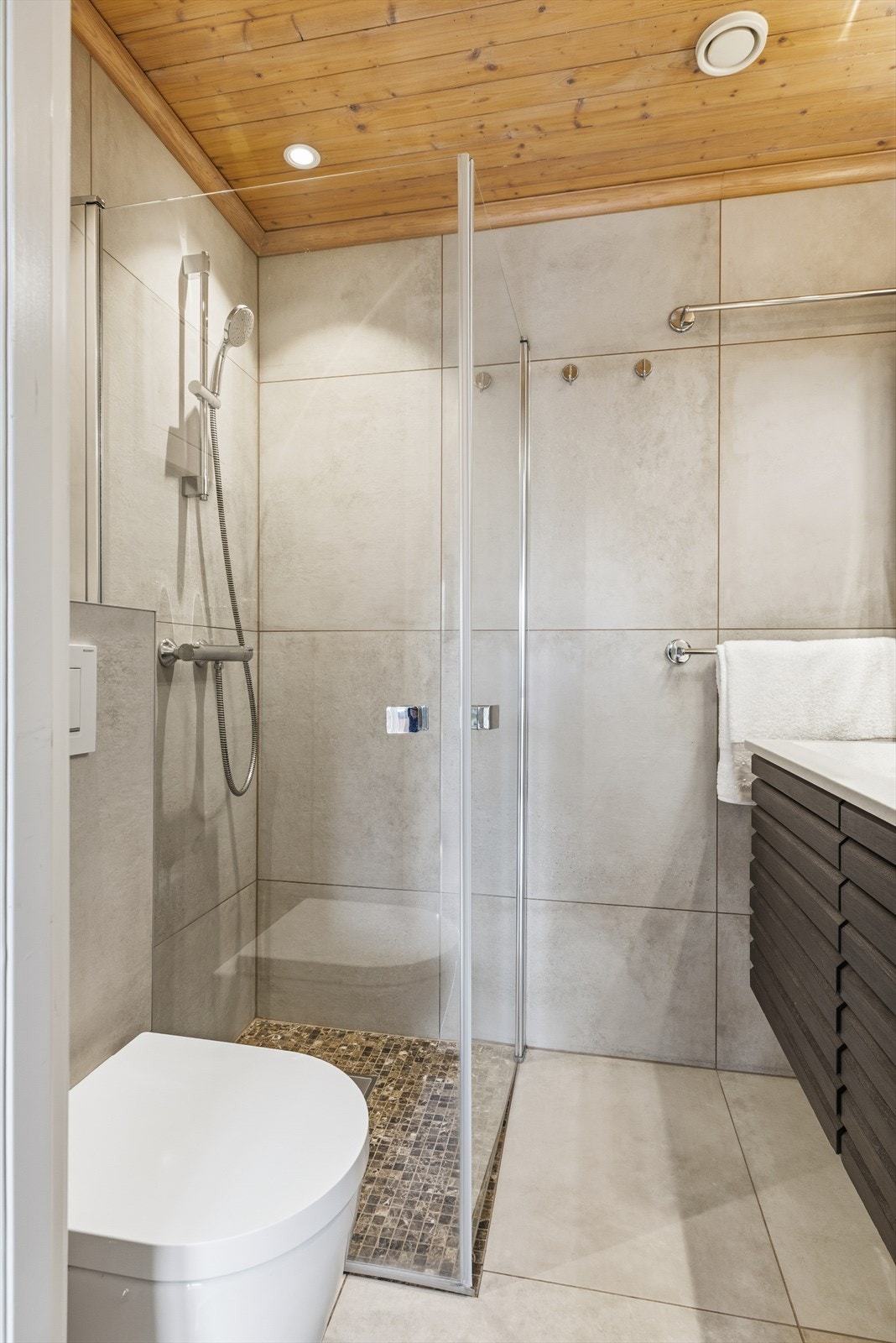 Pent, helfliset bad fra 2020 med varmekabler i gulv og downlights i himling Galleribilde