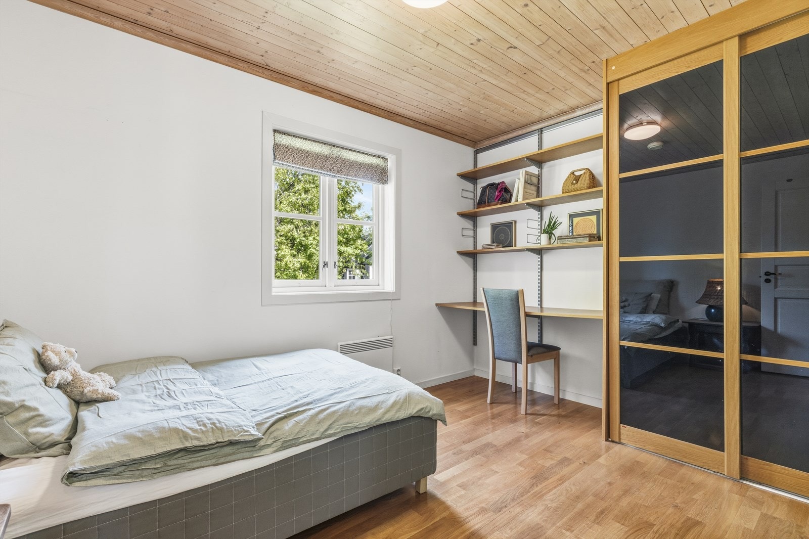 Stort og lyst soverom med skyvedørsgarderobe Galleribilde