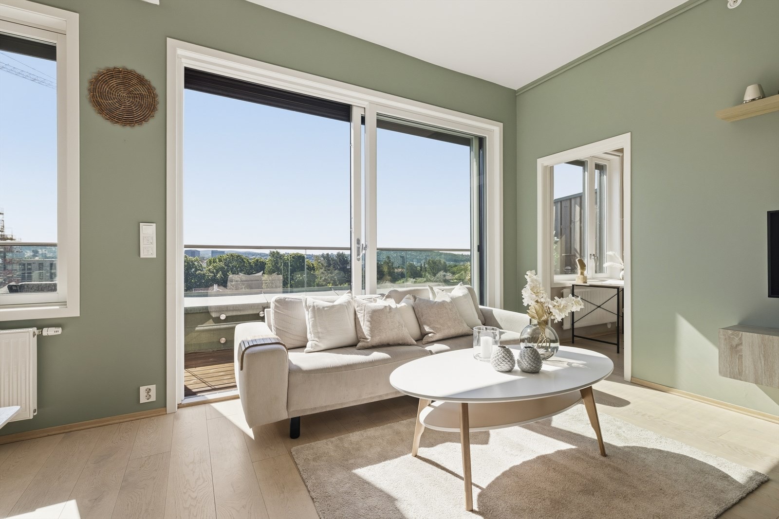 Stor skyvedør ut til terrassen. Galleribilde