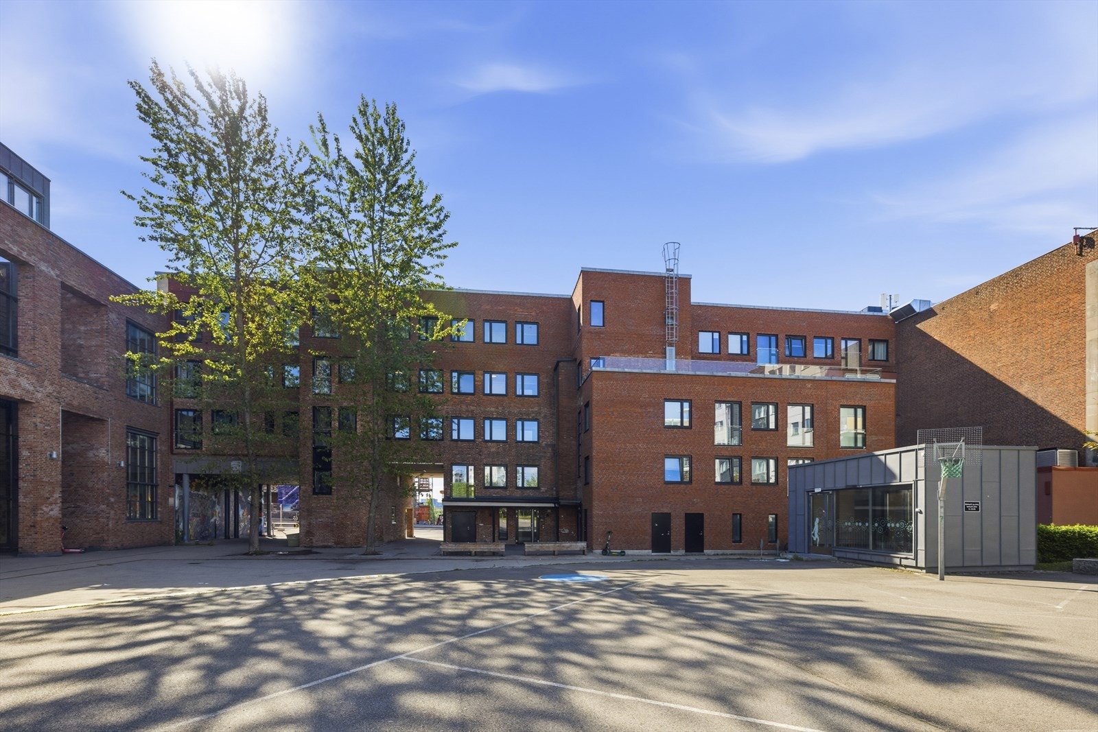 Inngang fra bakgården. Felles terrassen ligger i 4.etg. Galleribilde