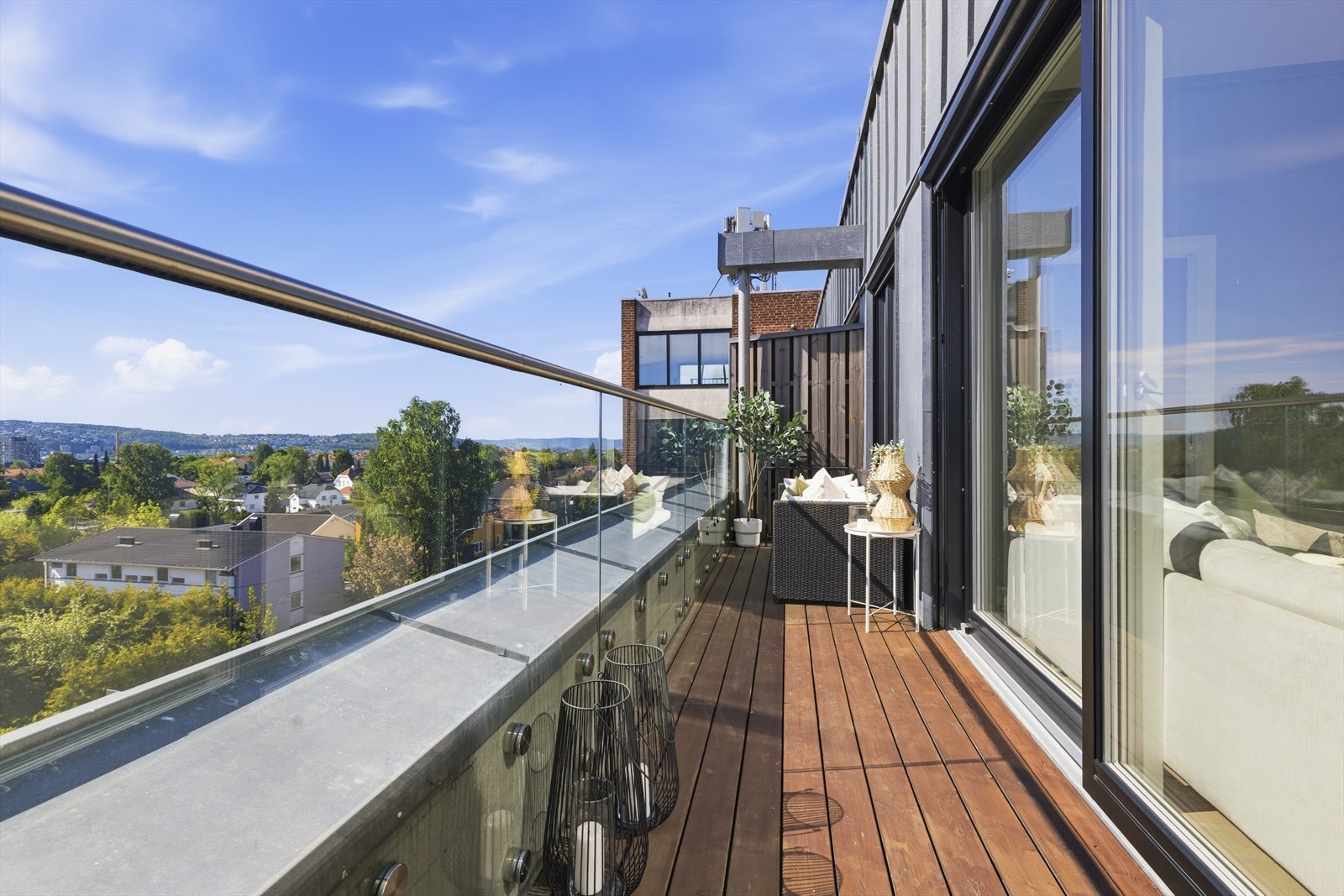 Privat og skjermet terrasse på 16 kvm med morgen- og formiddagssol. Galleribilde