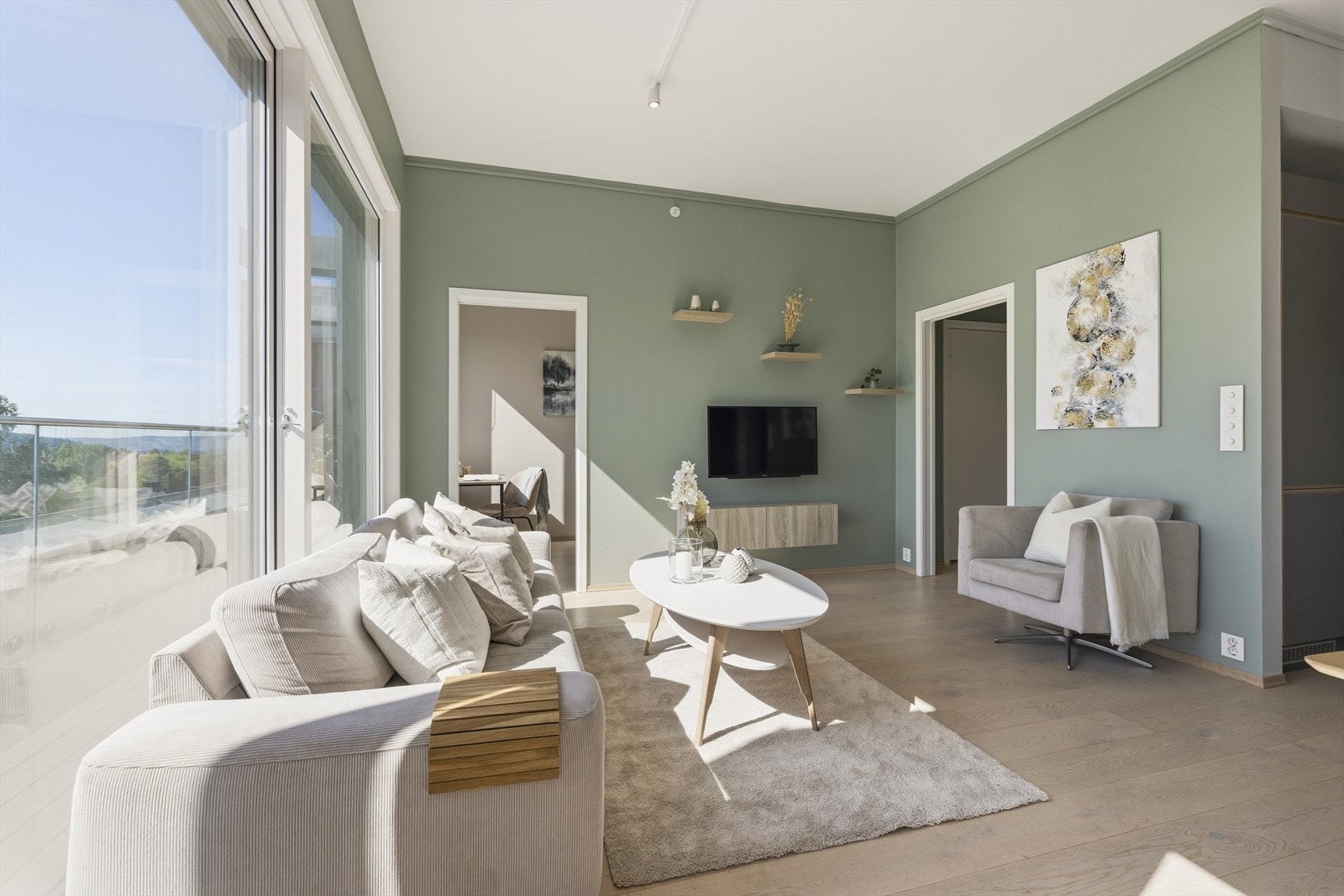 Både inn til soverom 2 og ut til entreen er det praktisk skyvedør. Galleribilde