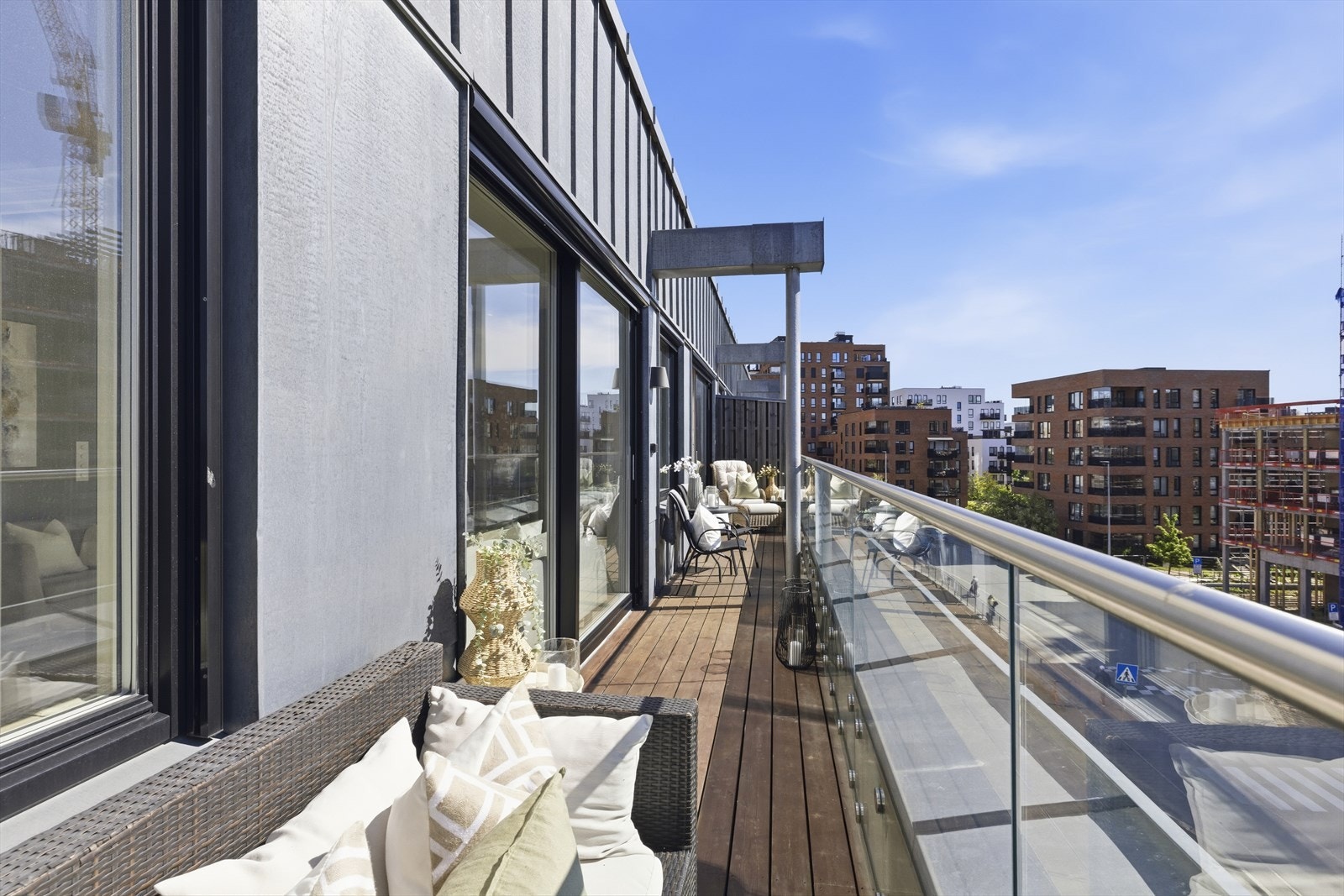 Stor terrasse med gode solforhold. Galleribilde