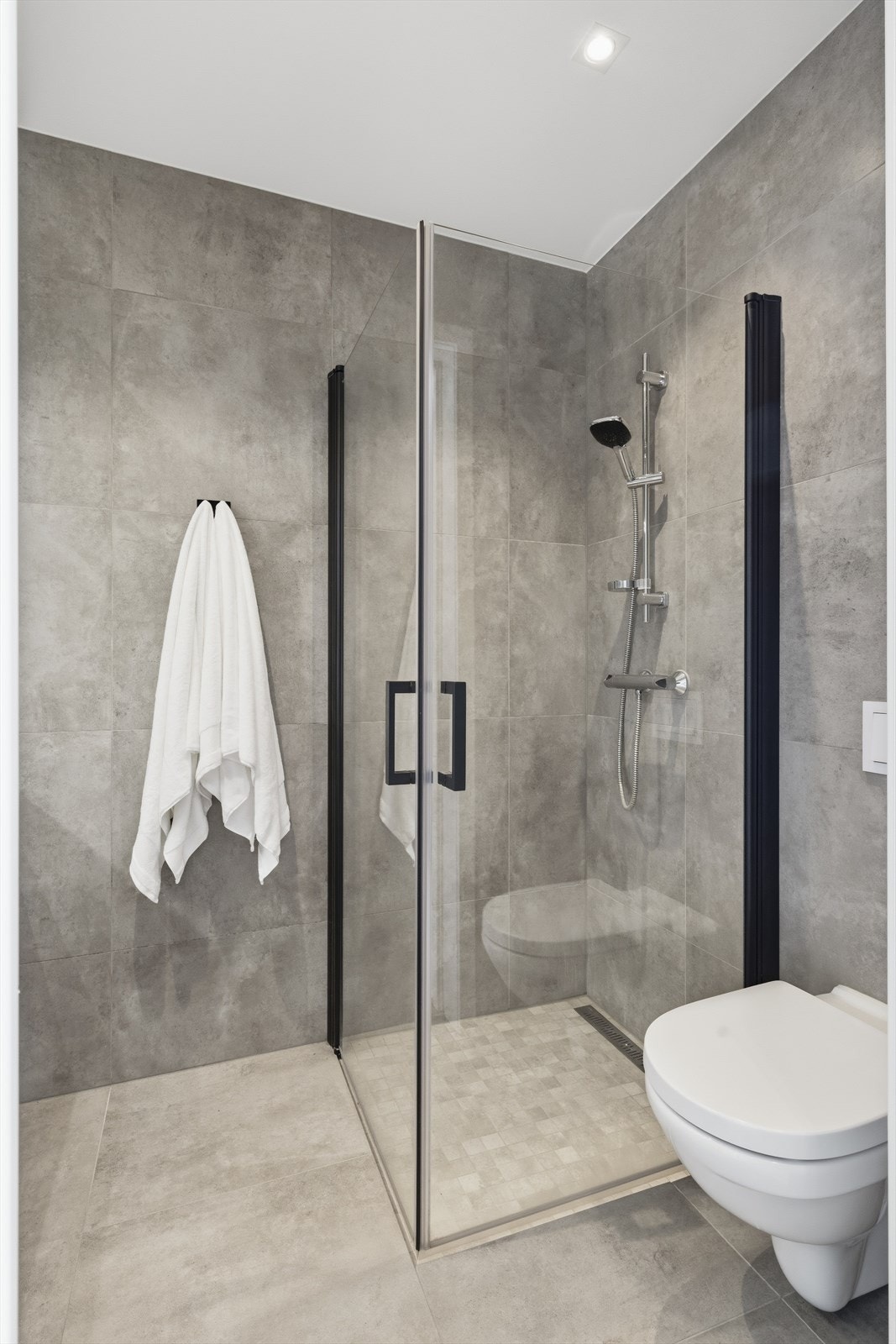 Badet har direkte adkomst fra hovedsoverommet. Galleribilde