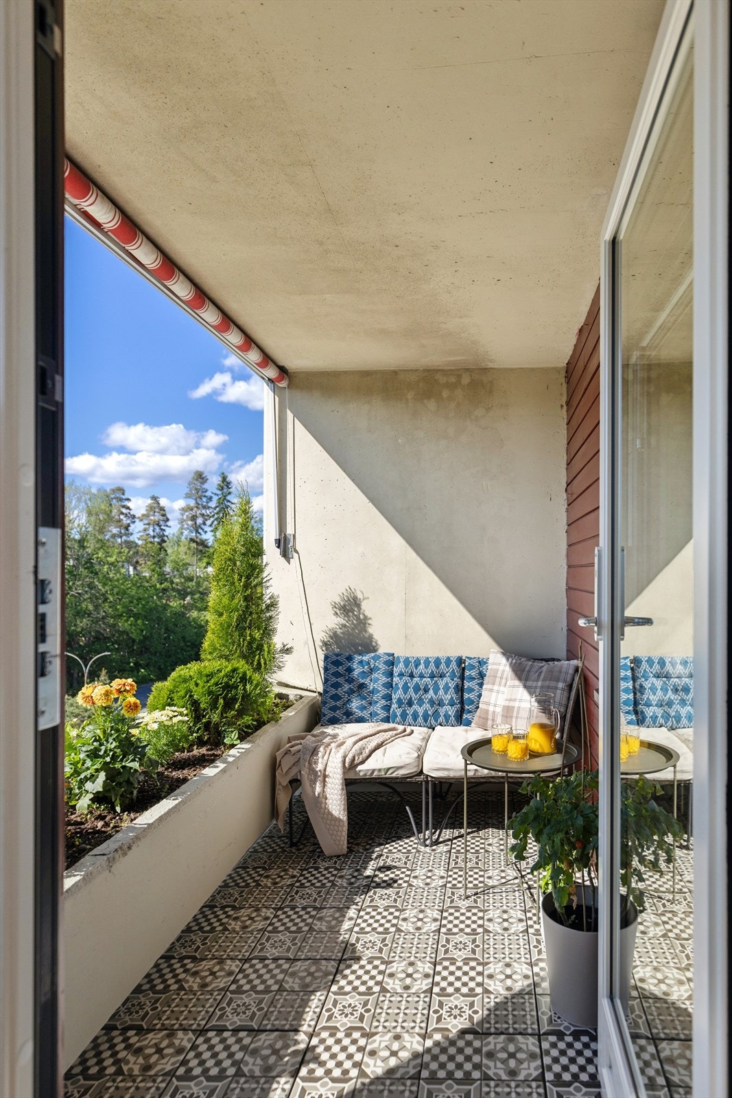 Utgang fra stuen til solrik vestvendt terrasse. Galleribilde