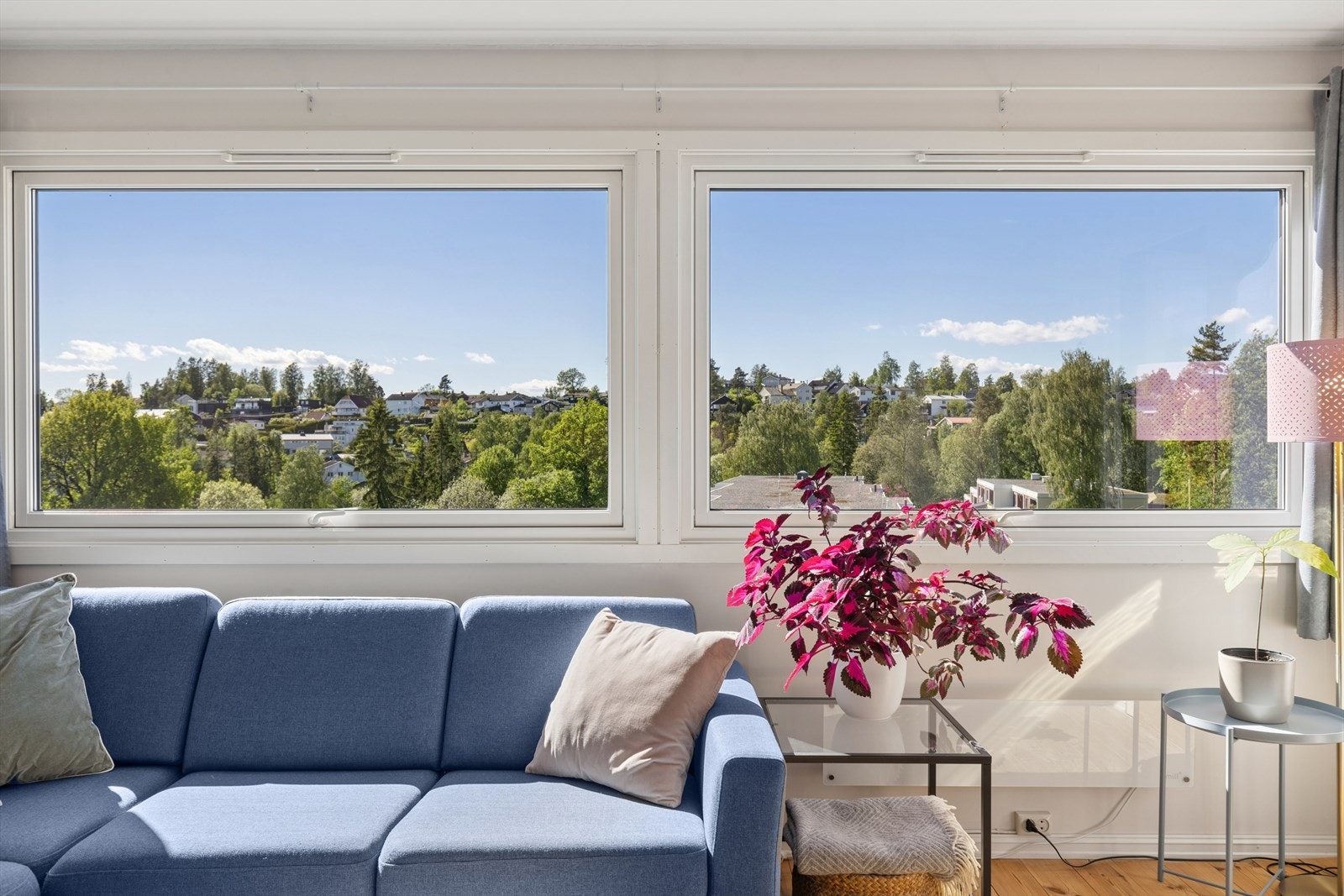 Nydelig utsikt mot vest.
Malte trevinduer med 2-lags isolerglass fra 2015 i stuen. Galleribilde
