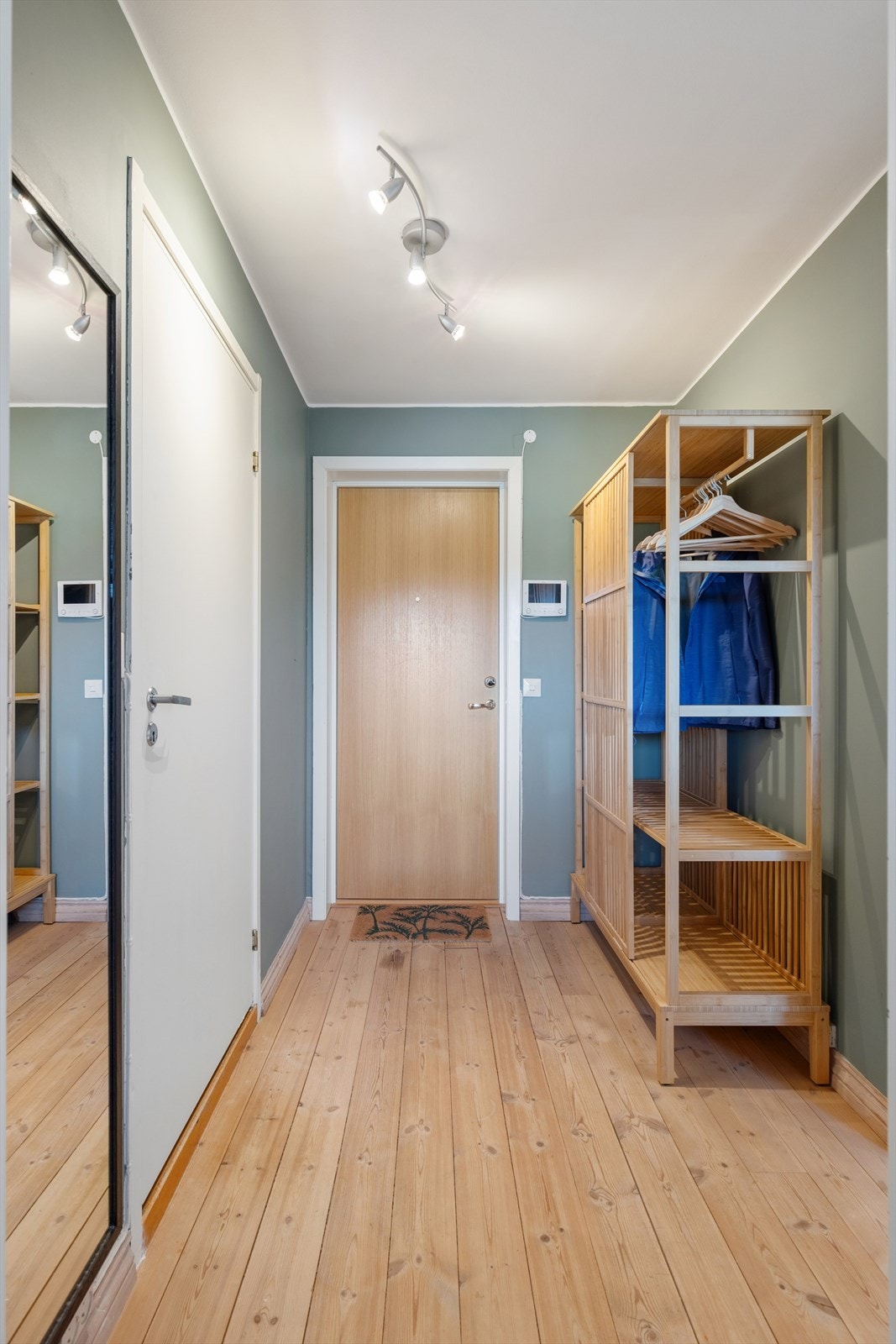 Velkommen inn. Entre/gang med plass for garderobe. Galleribilde