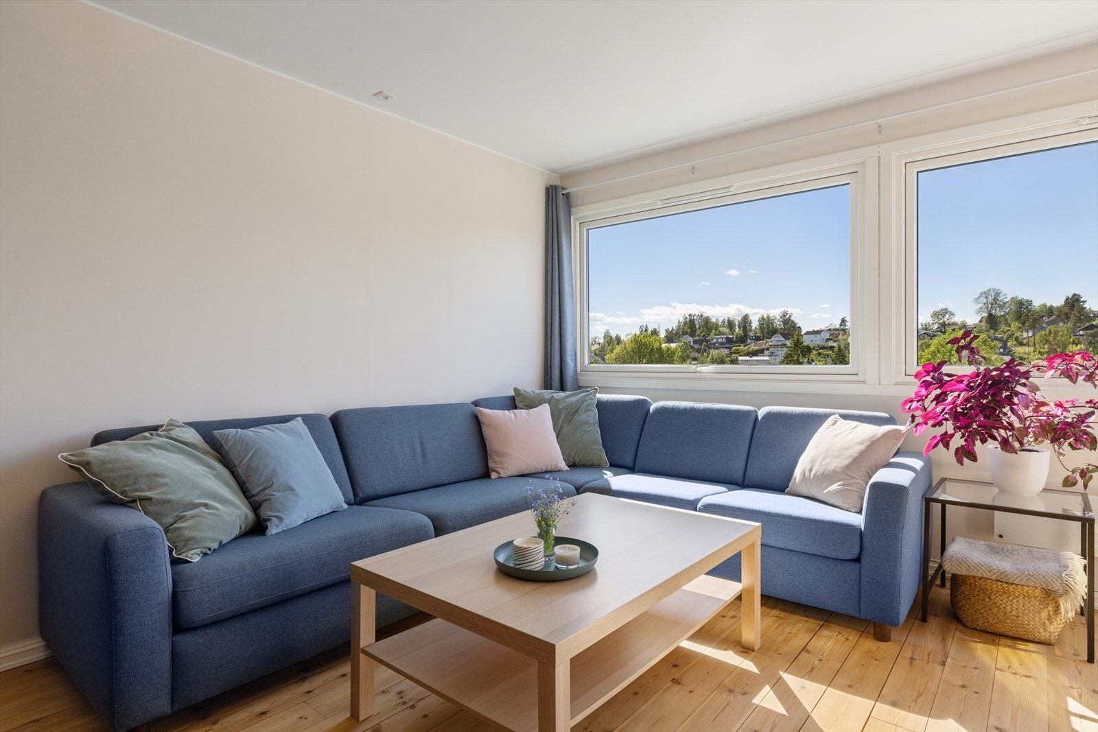 Usjenert stue med hyggelig utsyn mot vest. Plass til stor sofa. Galleribilde