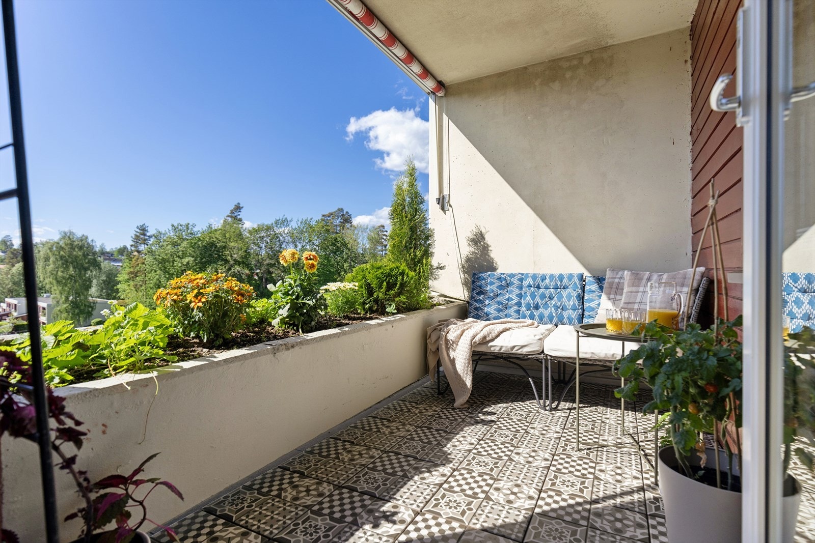 Fra stuen er det adkomst til en solrik vestvendt terrasse på ca. 3,8m². Plass til utemøbler. Galleribilde