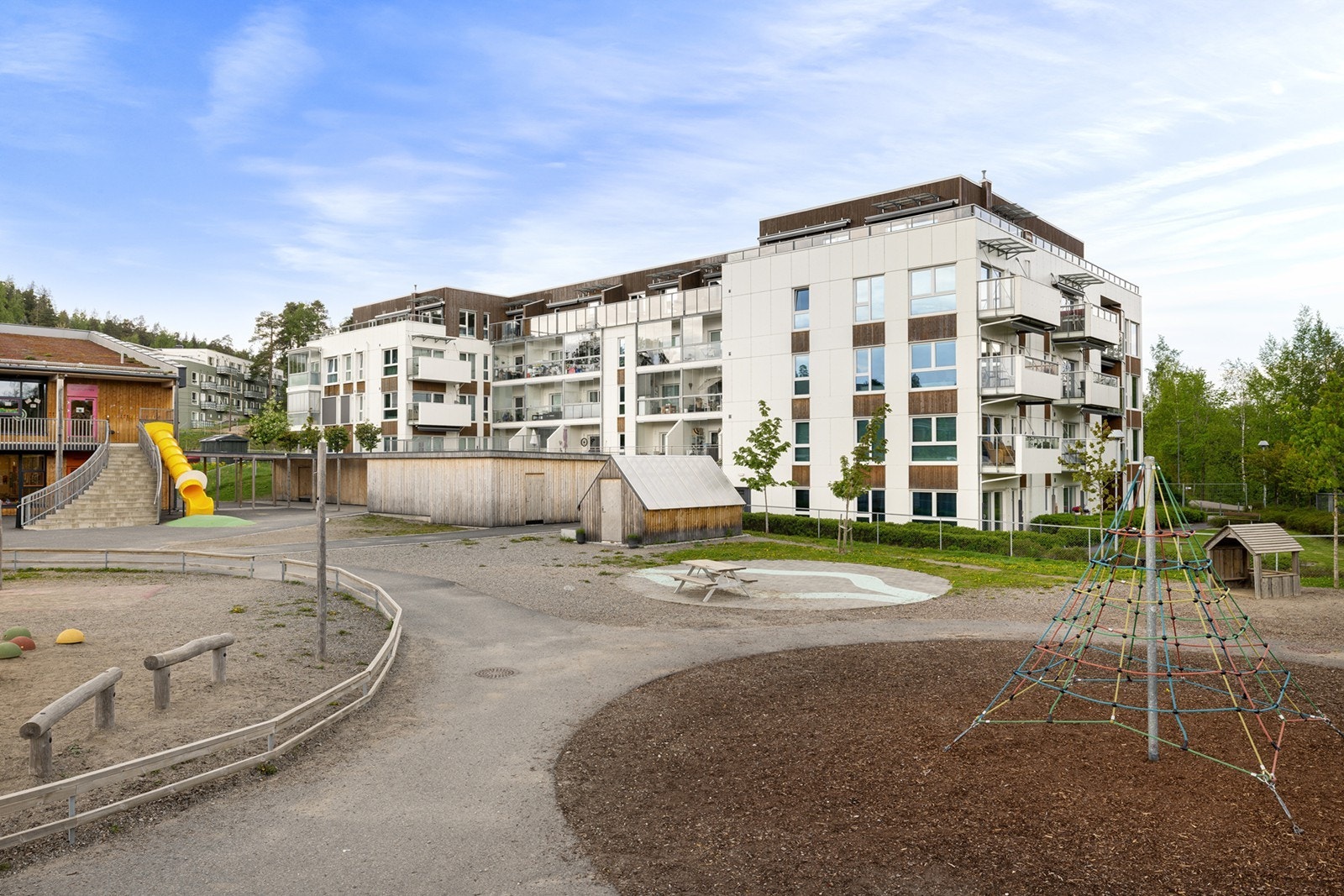 Sameiet har tilgang til hyggelige og velholdte fellesarealer med grøntområder, lekeplass og sitteområder som skaper et trivelig bomiljø for både store og små. Galleribilde