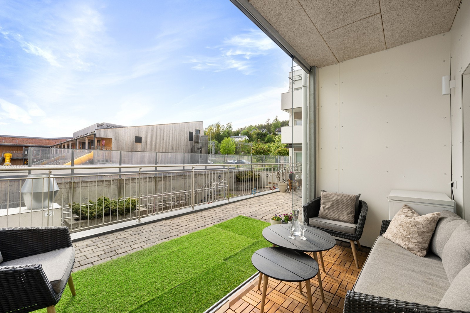 Terrassen har direkte adkomst fra stuen via store skyvedører og byr på en fin kombinasjon av overbygget terrasse og åpen uteplass. Galleribilde