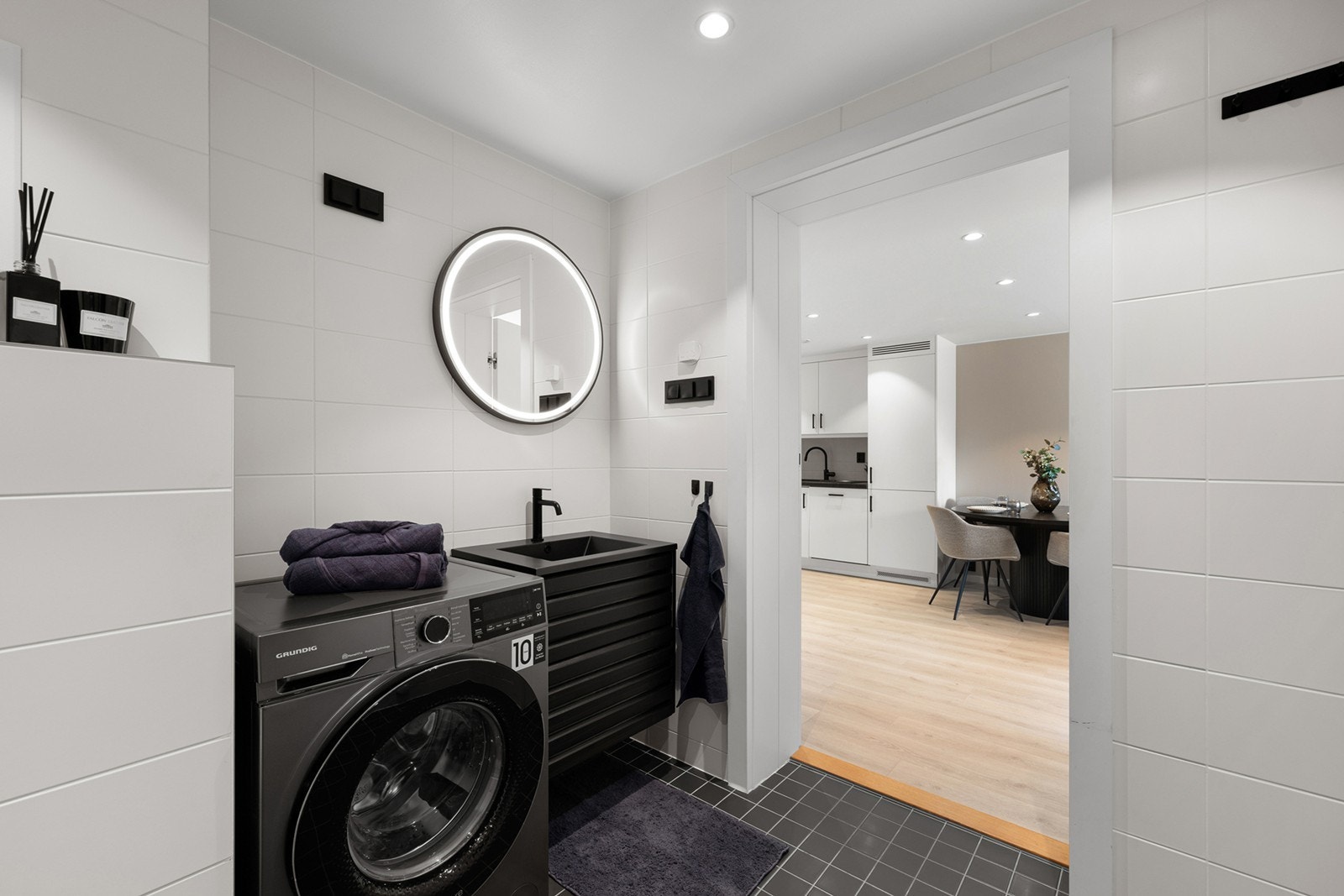 Det er gulvvarme og downlights i himling som gir god komfort og behagelig belysning. Badet har opplegg for vaskemaskin og balansert ventilasjon som bidrar til et godt inneklima. Galleribilde