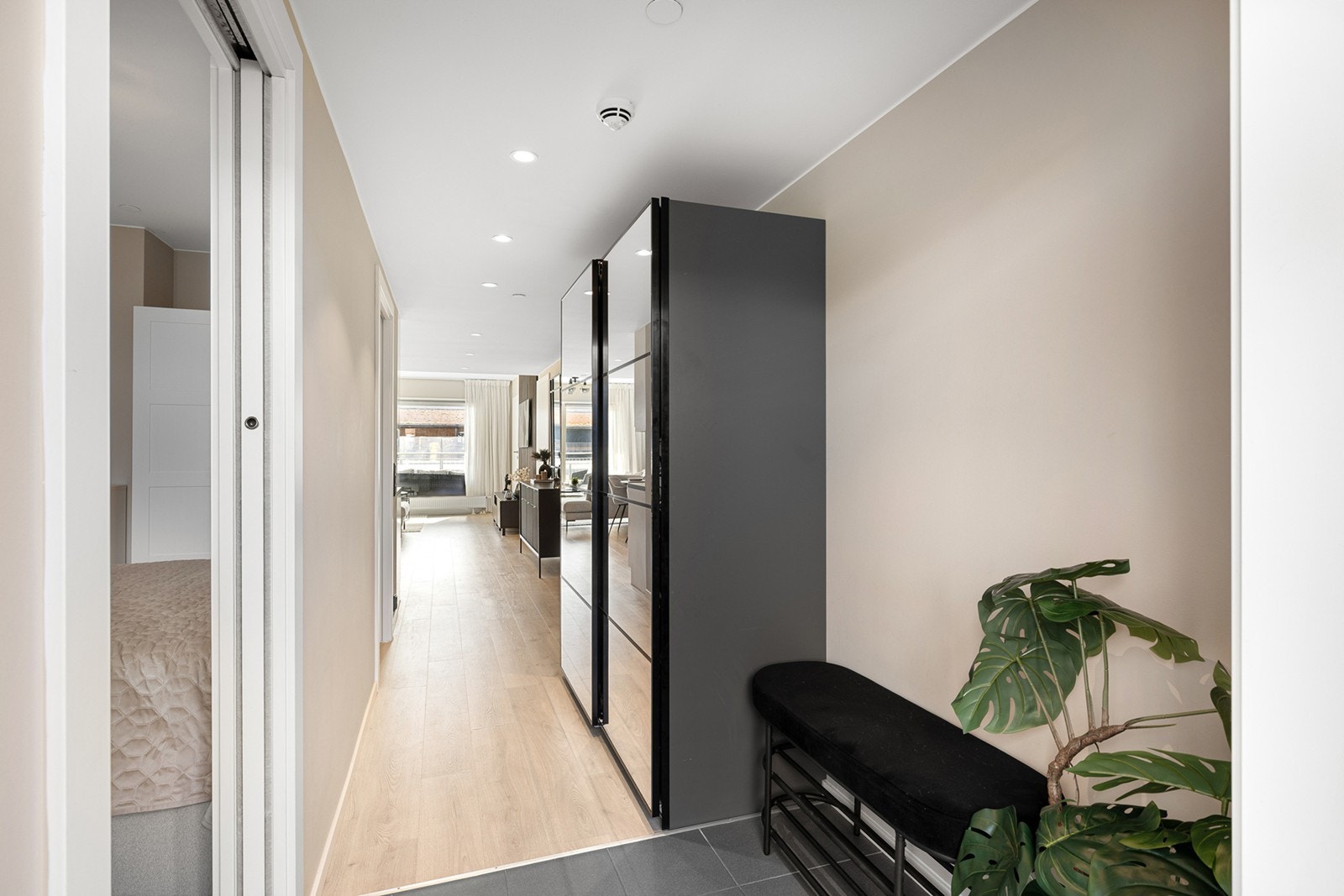 Entréen har lyse, moderne overflater og er utstyrt med downlights i himling. Det er gode oppbevaringsmuligheter i skyvedørsgarderobe med speilfronter. Galleribilde