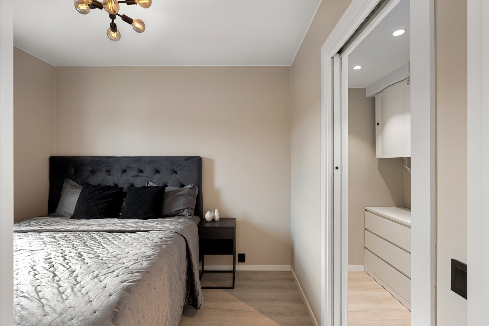 Fra soverommet er det adkomst via skyvedør til praktisk walk-in closet med gode oppbevaringsmuligheter. Galleribilde