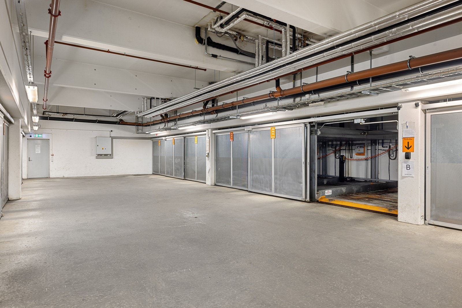 Fast parkeringsplass i felles garasjeanlegg med opplegg for elbillader. Galleribilde