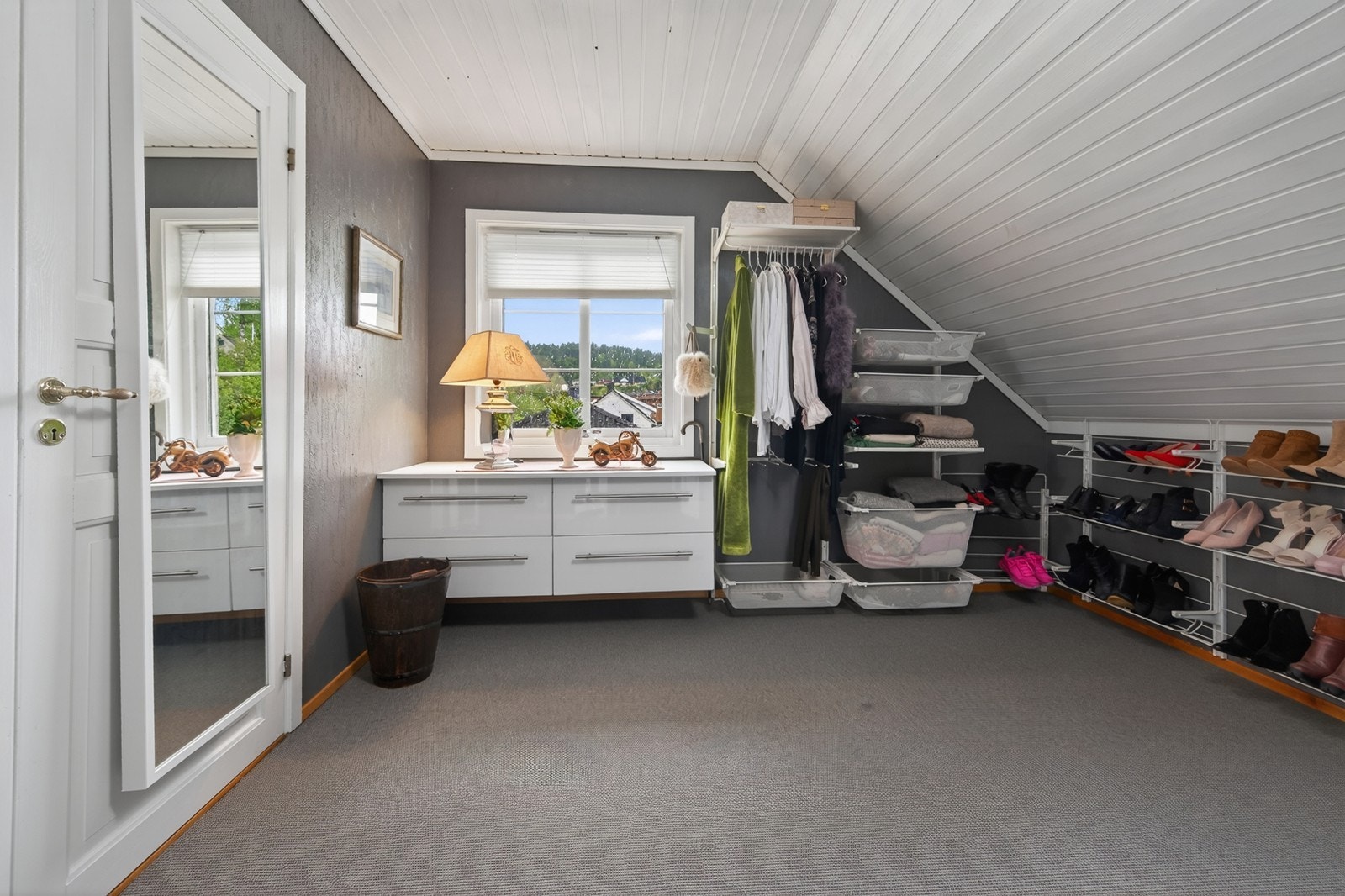 Loftstue og alle 4 soverom har lune gulvtepper og malte flater Galleribilde
