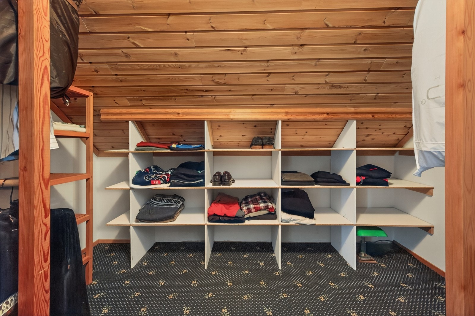 Ett soverom har praktisk walk-in garderobe Galleribilde