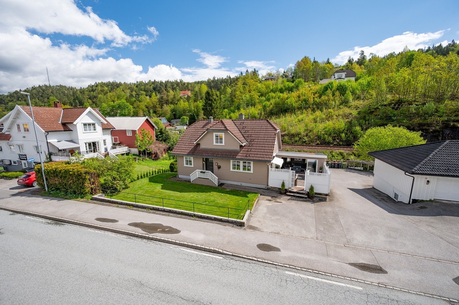 Enkel adkomst med parkering for to biler ved inngang Galleribilde