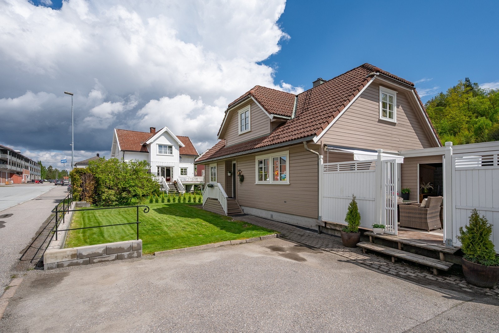 Pent opparbeidet og lettstelt tomt Galleribilde