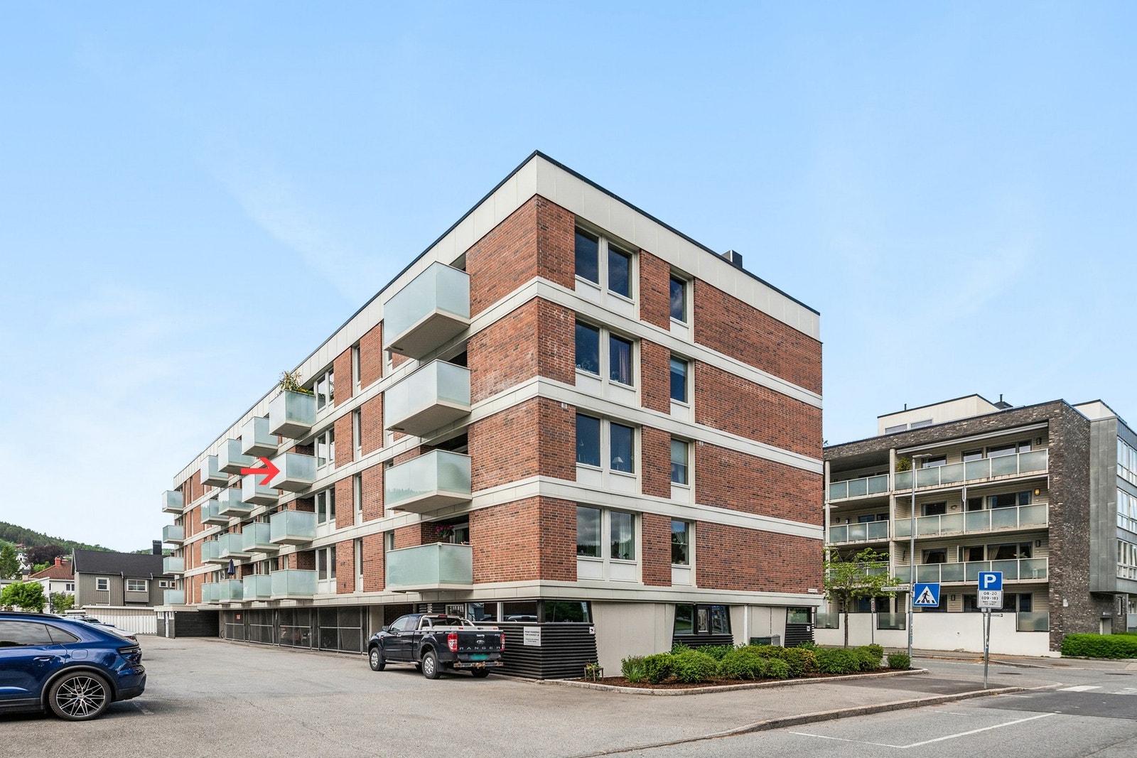Leiligheten ligger i byggets 4. etasje med tilhørende balkong. Aksjesameiet fremstår med moderne uttrykk, og fasader samt balkonger ble rehabilitert i 2021. Galleribilde