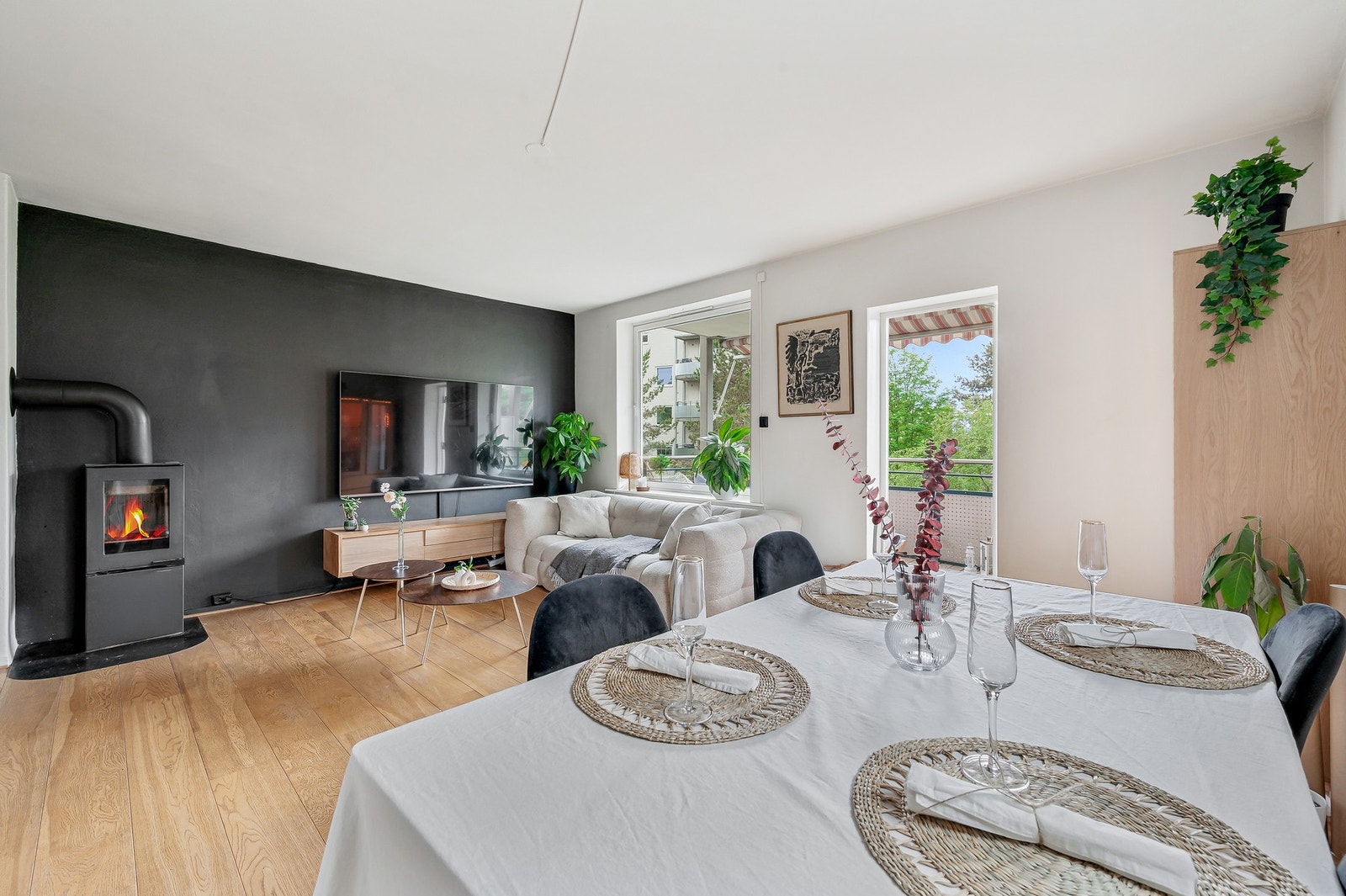 I stuen er det også god plass til spisebord, som legger til rette for hyggelige måltider og sosiale sammenkomster. Galleribilde