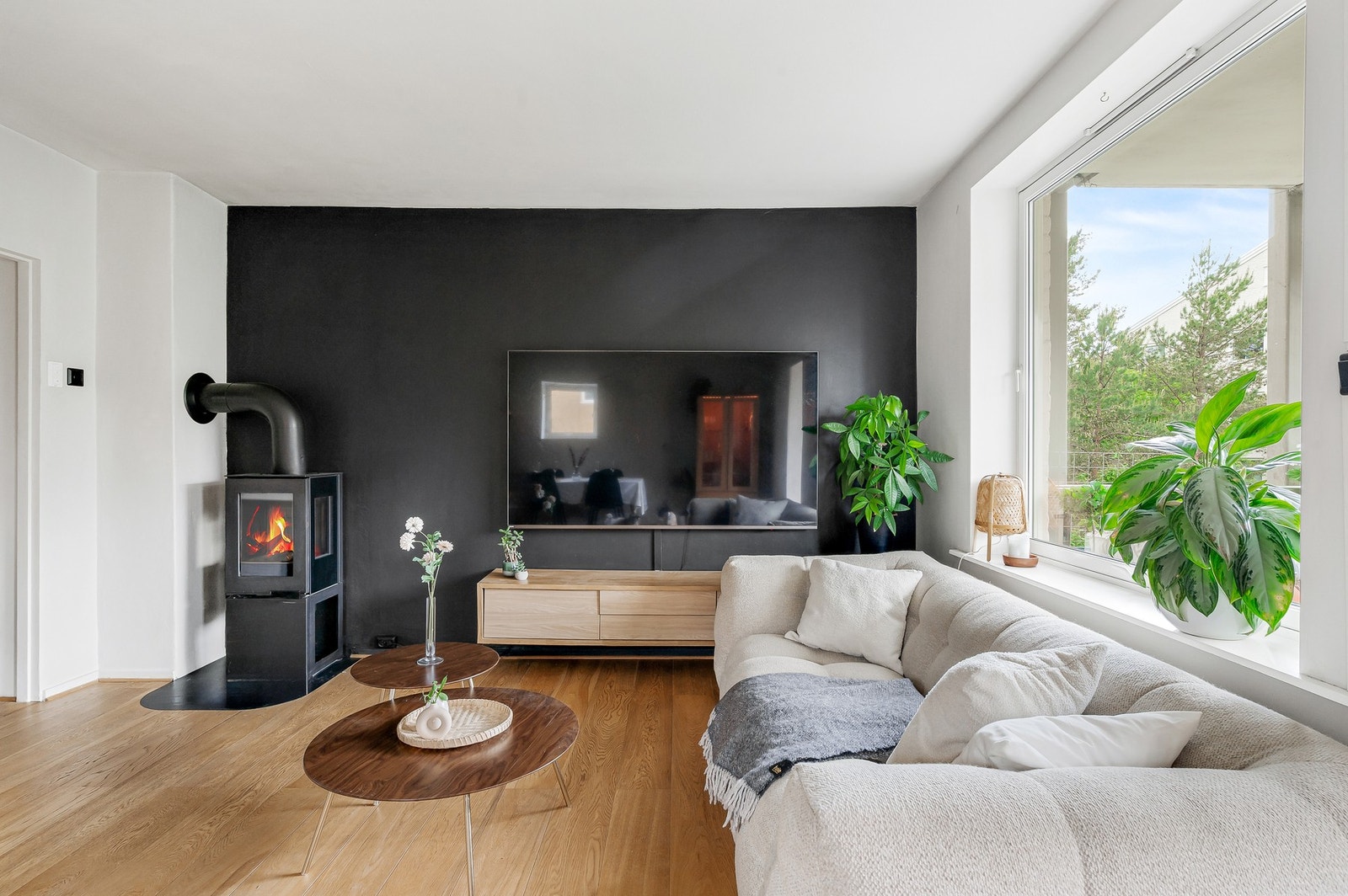 Stuen har peisovn med glassdør som bidrar med både varme, hygge og en lun atmosfære på kjølige dager. Galleribilde