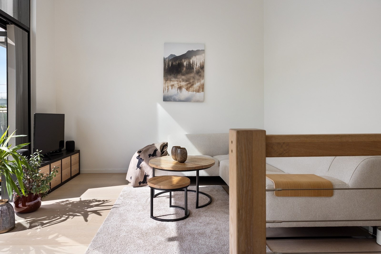 Lyst og luftig, med god plass til både seng og sittegruppe om ønskelig. Galleribilde