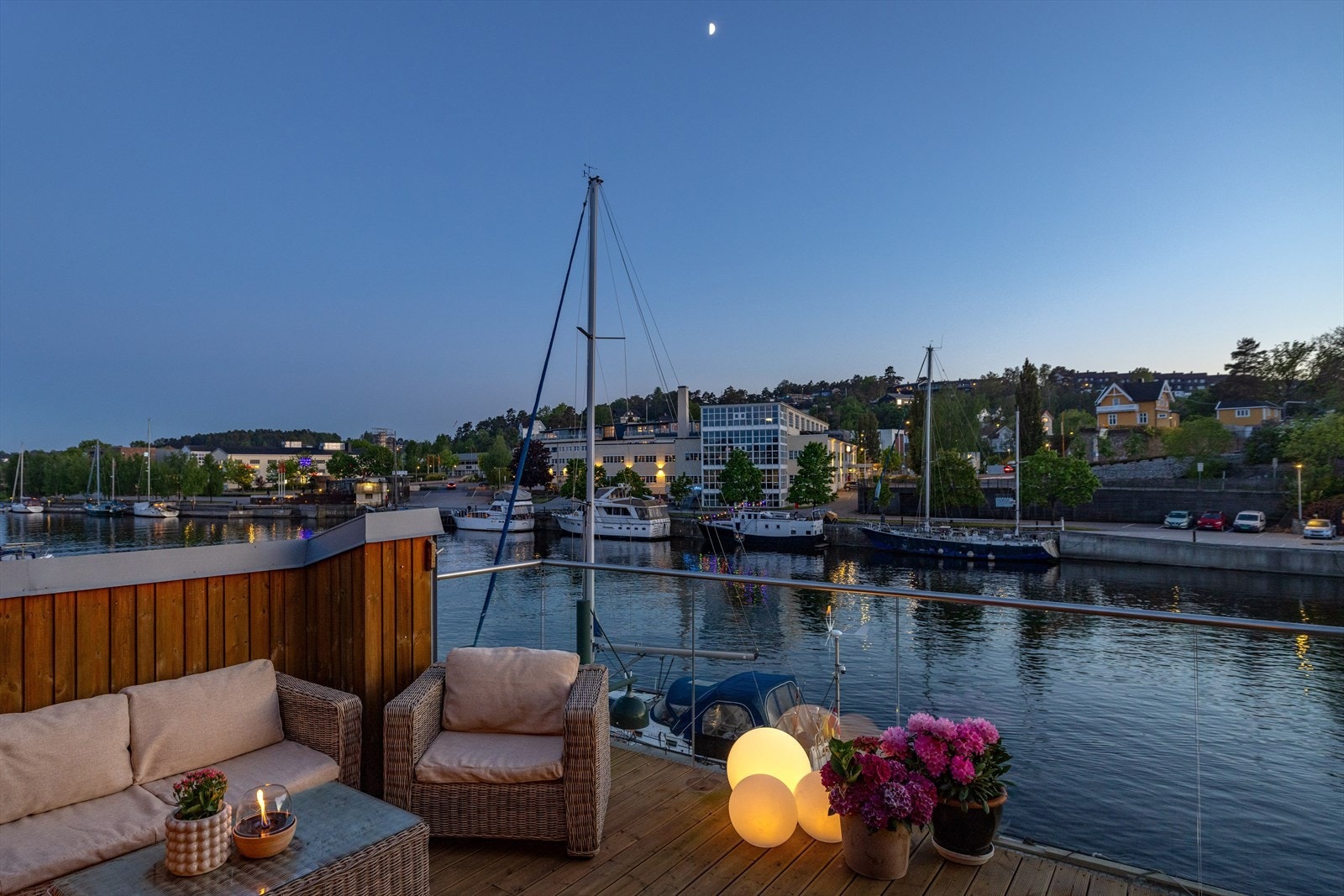 Midt i byen, men på den stille siden - elva og Gamlebyfergen rett utenfor døren. Galleribilde