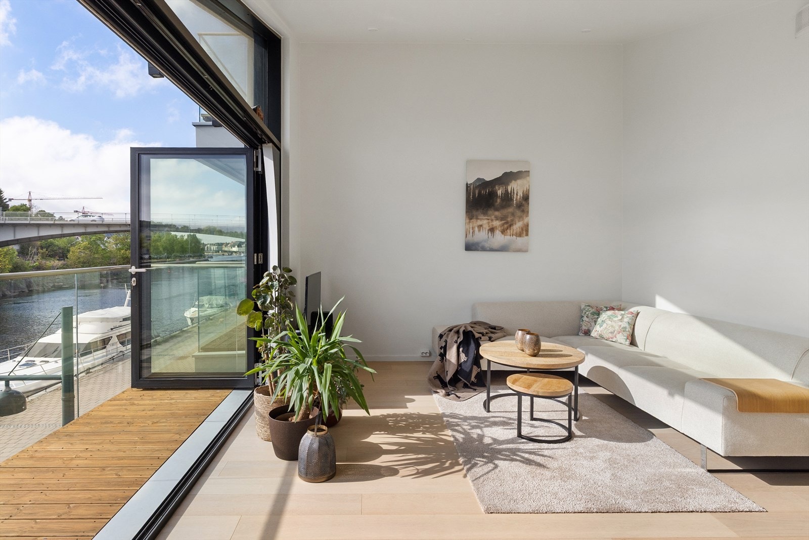 Skråtak på 3,34 meter, hel vindusvegg og trekantvindu i toppen - romfølelsen må oppleves. Galleribilde