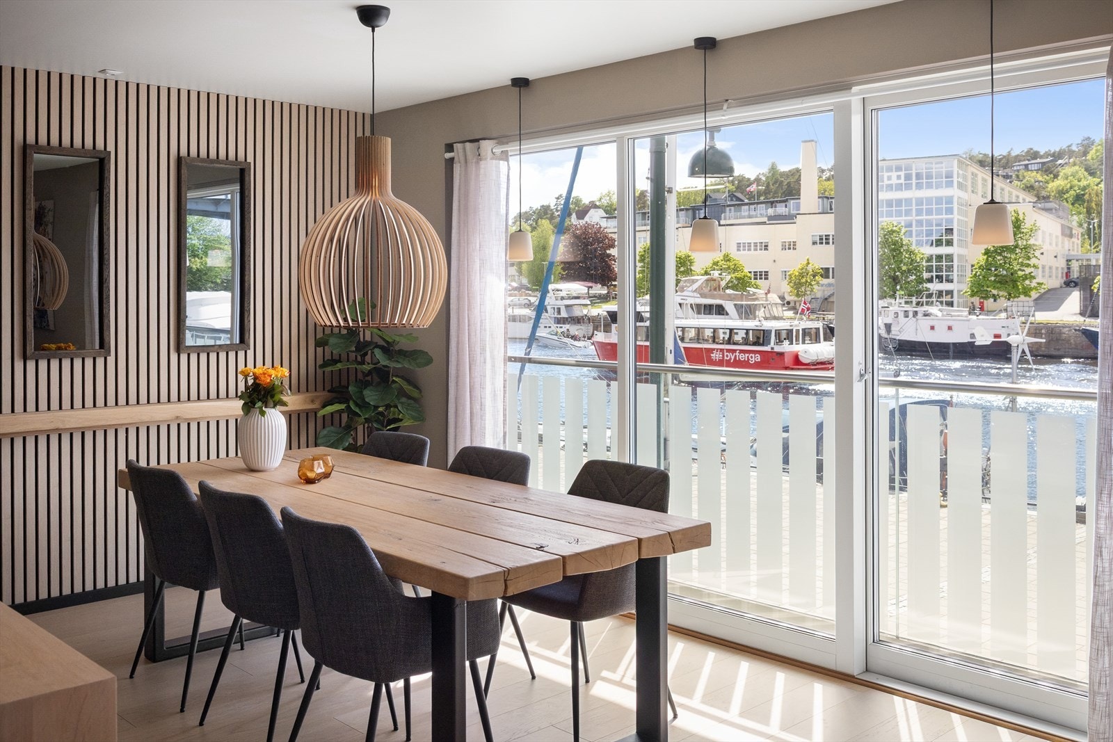 Store vinduer helt ned til gulvlisten og franske balkonger - med utsikt mot Kråkerøy. Galleribilde