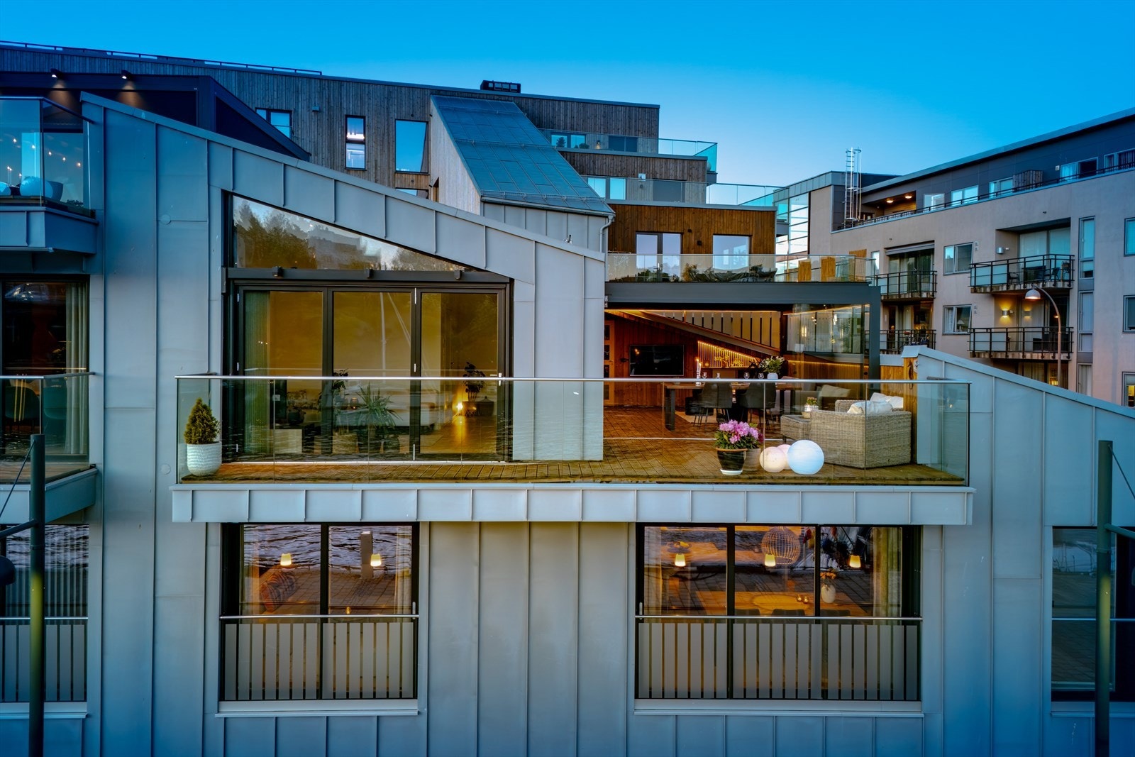 Hjemmet lyser opp i skumringen - arkitektur med karakter. Galleribilde