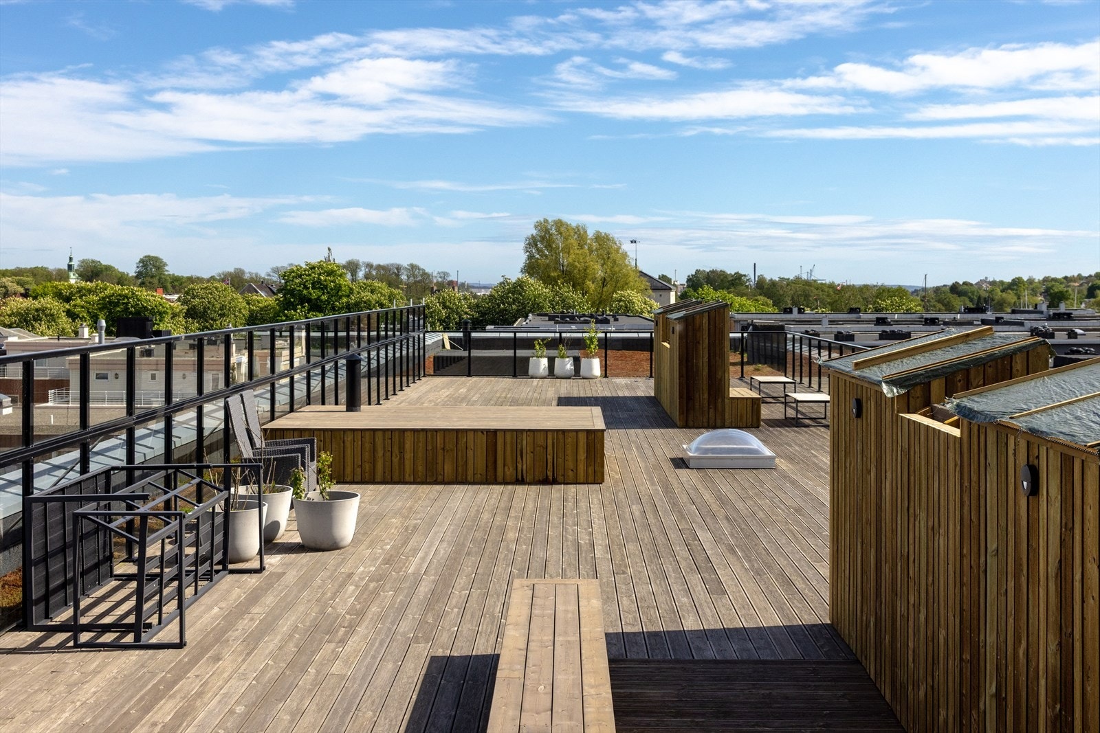 Heisen tar deg opp til sameiets store takterrasse med utsikt over hele byen. Galleribilde