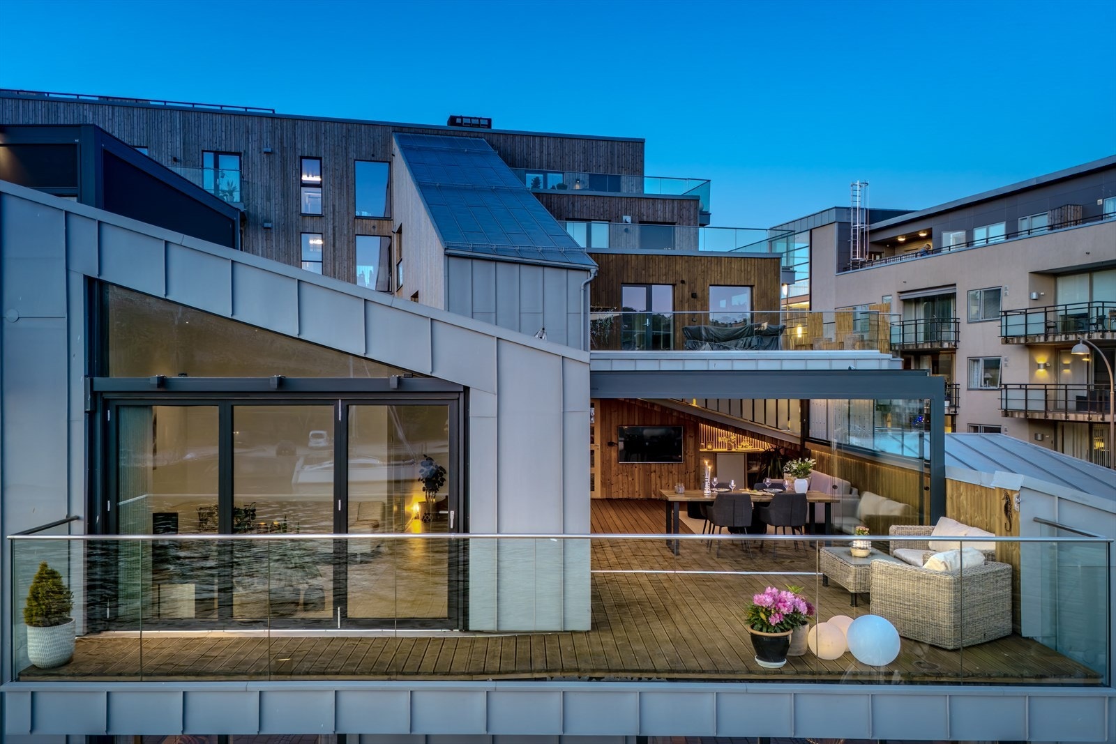 48 m2 sørvestvendt takterrasse i vinkel, med gode solforhold og utsikt opp og ned elva. Galleribilde