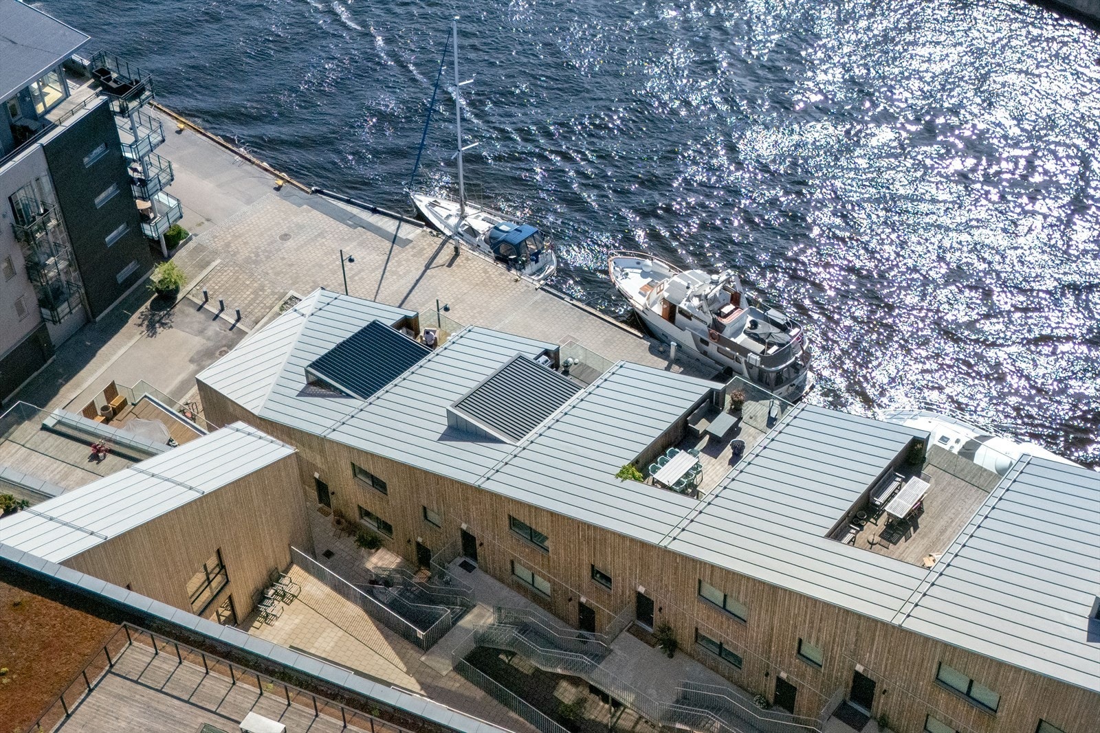 Tordenskiold Brygge ligger der byen møter elva, med båtplasser rett utenfor. Galleribilde