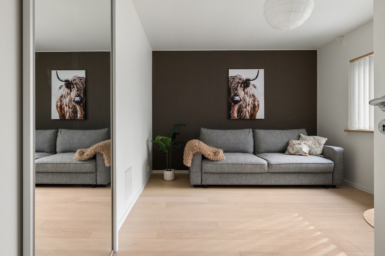 Et fleksibelt rom som enkelt tilpasses behovet - tv-krok, gjester eller lek. Galleribilde