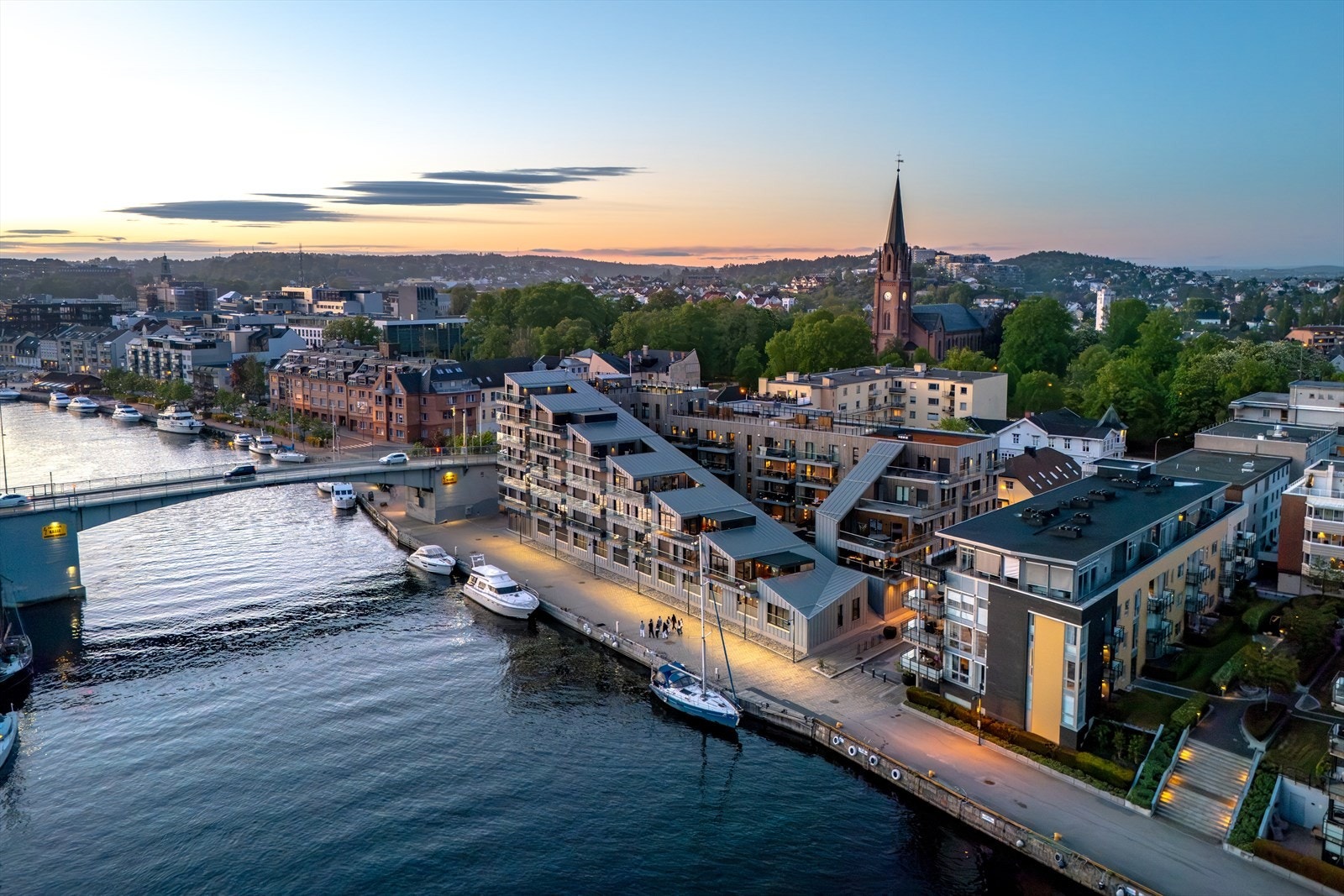 Fredrikstad fra sin vakreste side - elv, brygge og byens silhuett Galleribilde