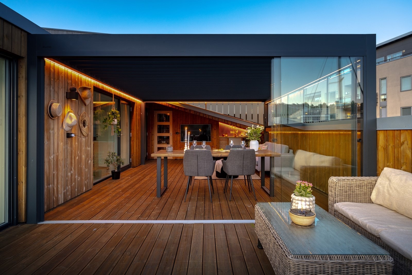 Innebygd pergola på ca. 22 m² - et eget uterom du bruker store deler av året. Galleribilde