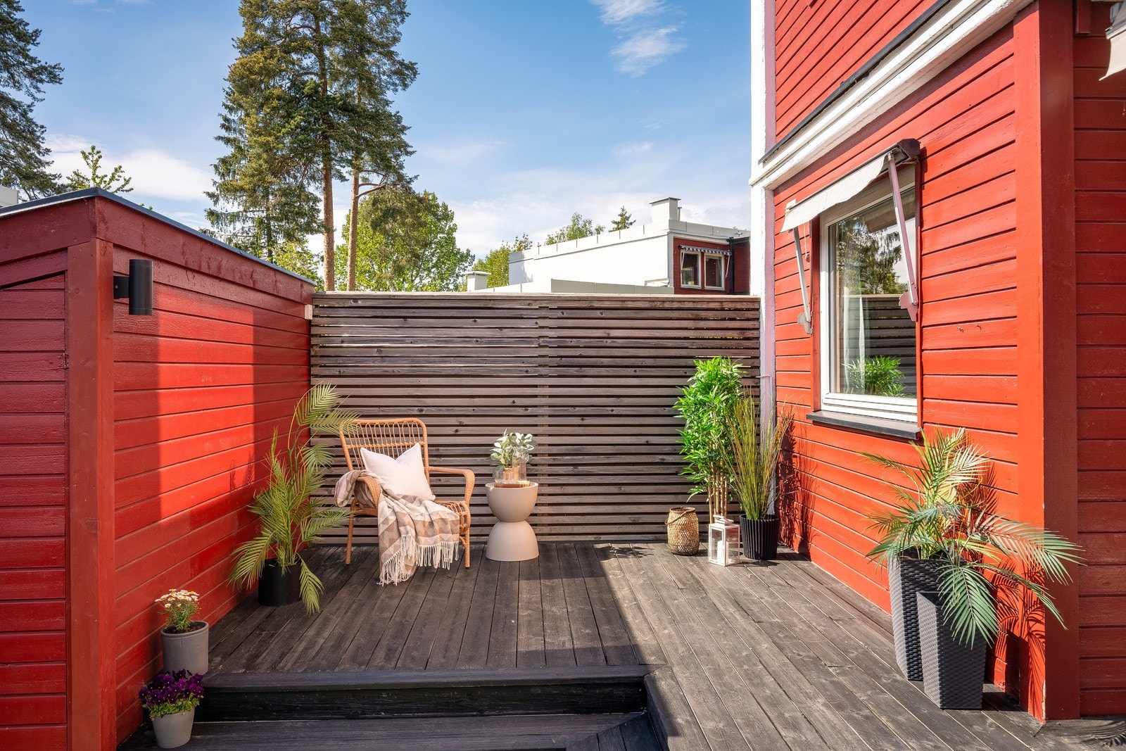 Den store terrassen inviterer til flere hyggelige sittegrupper Galleribilde