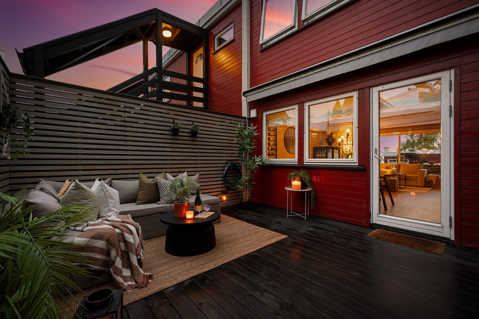 Stuen har i tillegg adkomst til en stor, solrik markterrasse på ca. 27,8m² - oppleves som en forlengelse av stuen i sommerhalvåret Galleribilde