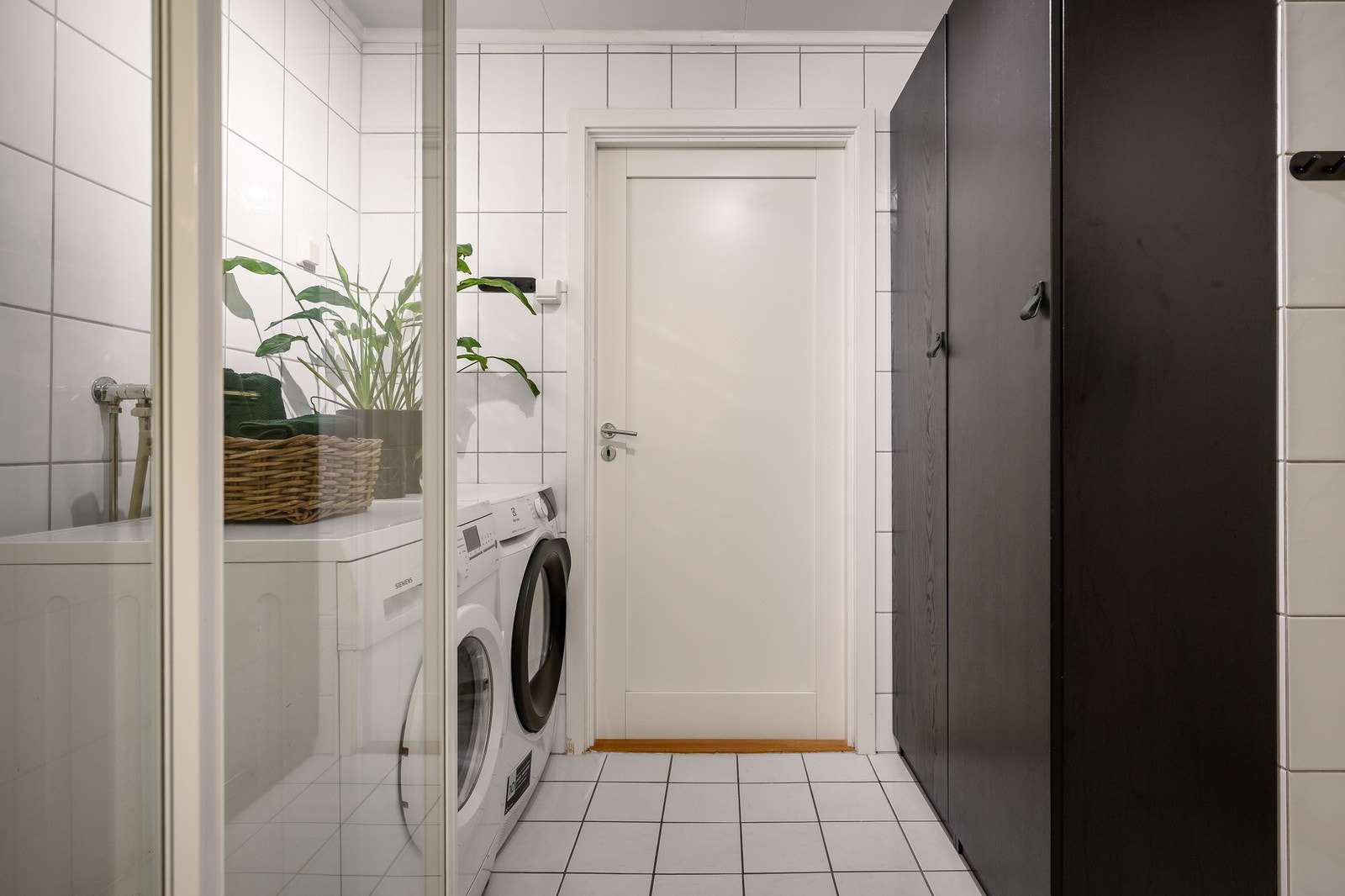 Fra badet har man adkomst til en stor innvendig bod som byr på rikelig med lagringsplass Galleribilde