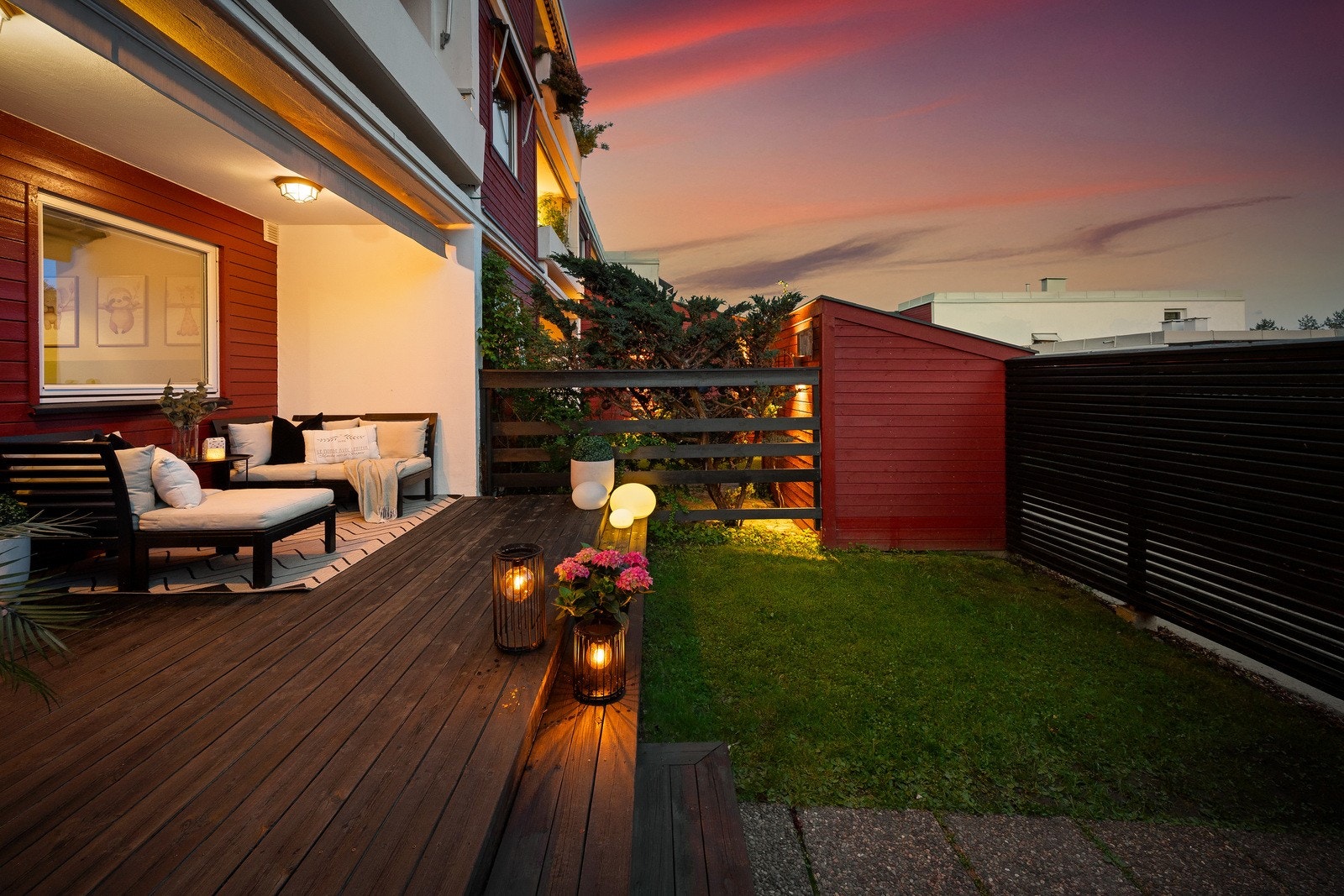 På fremsiden av boligen har man også en herlig markterrasse på ca. 23,4m², samt en hyggelig hageflekk som er helt ideell for avslapning Galleribilde
