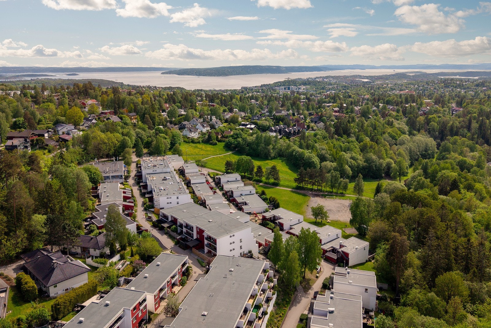 Attraktivt og veletablert boligområde på Røa, kjent for sin grønne karakter, rolige atmosfære og familievennlige miljø Galleribilde