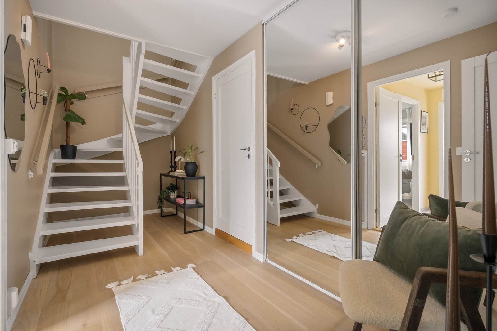 Da tar vi trappen ned til 1. etasje - her har man en innbydende entré av god størrelse, som byr på god lagringsplass i den integrerte skyvedørsgarderoben Galleribilde